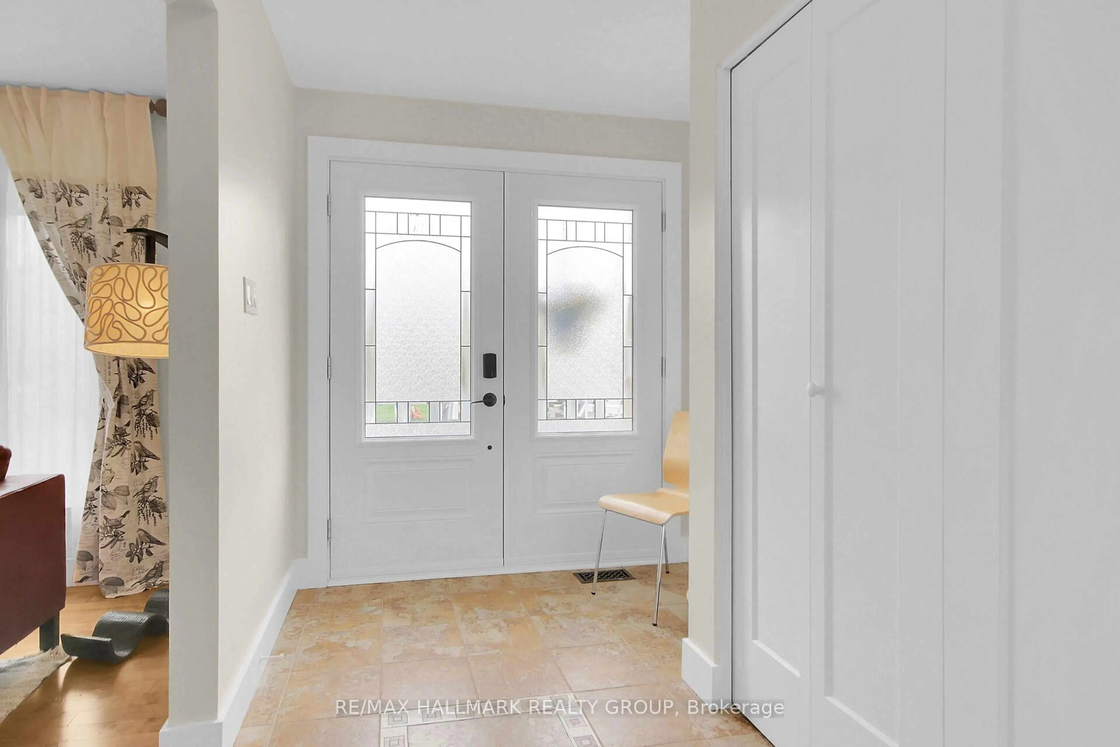 Indoor entryway for 2061 Jasmine Cres #81, Ottawa Ontario K1J 7W2