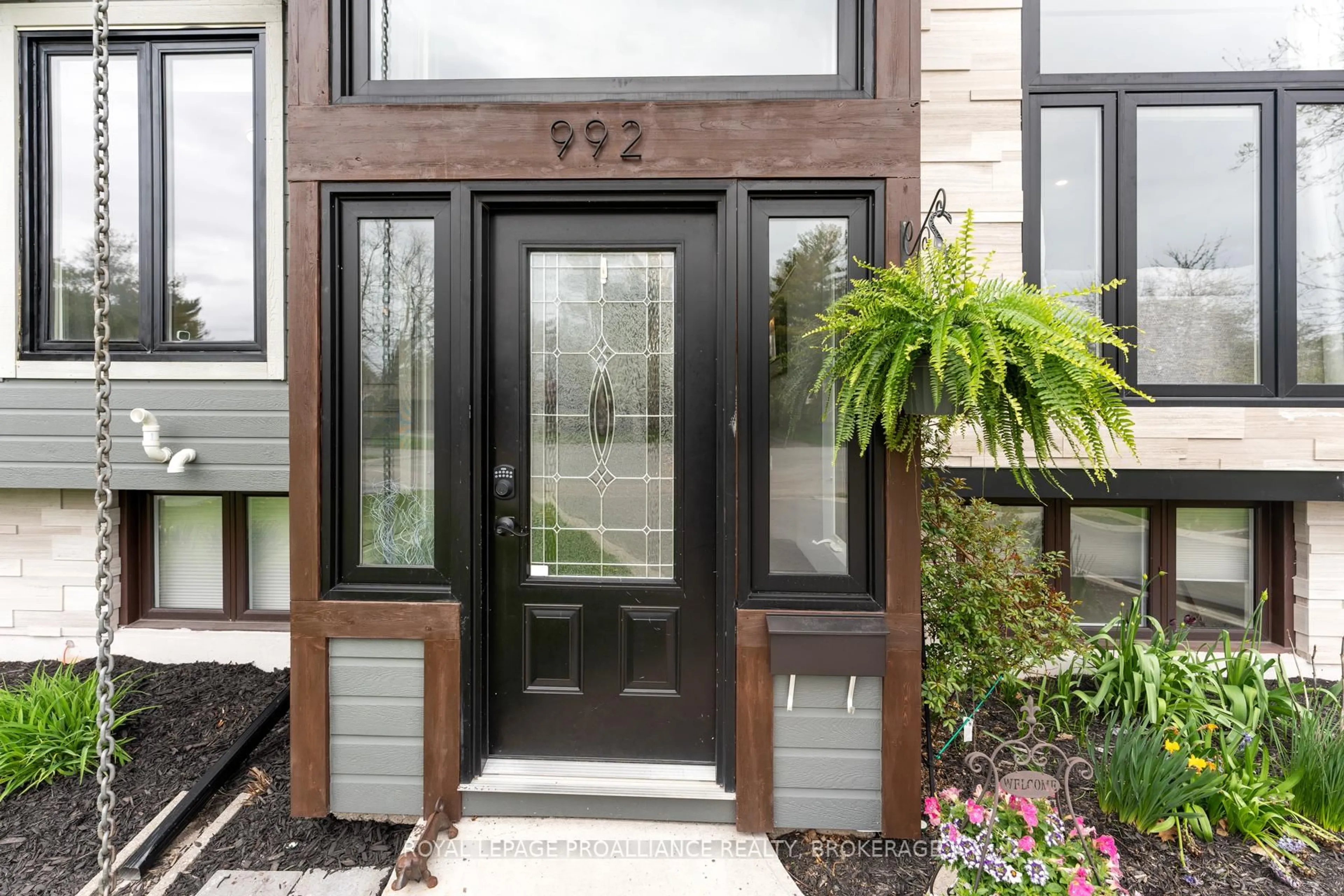 Indoor entryway for 992 Winford Pl, Kingston Ontario K7P 1J8