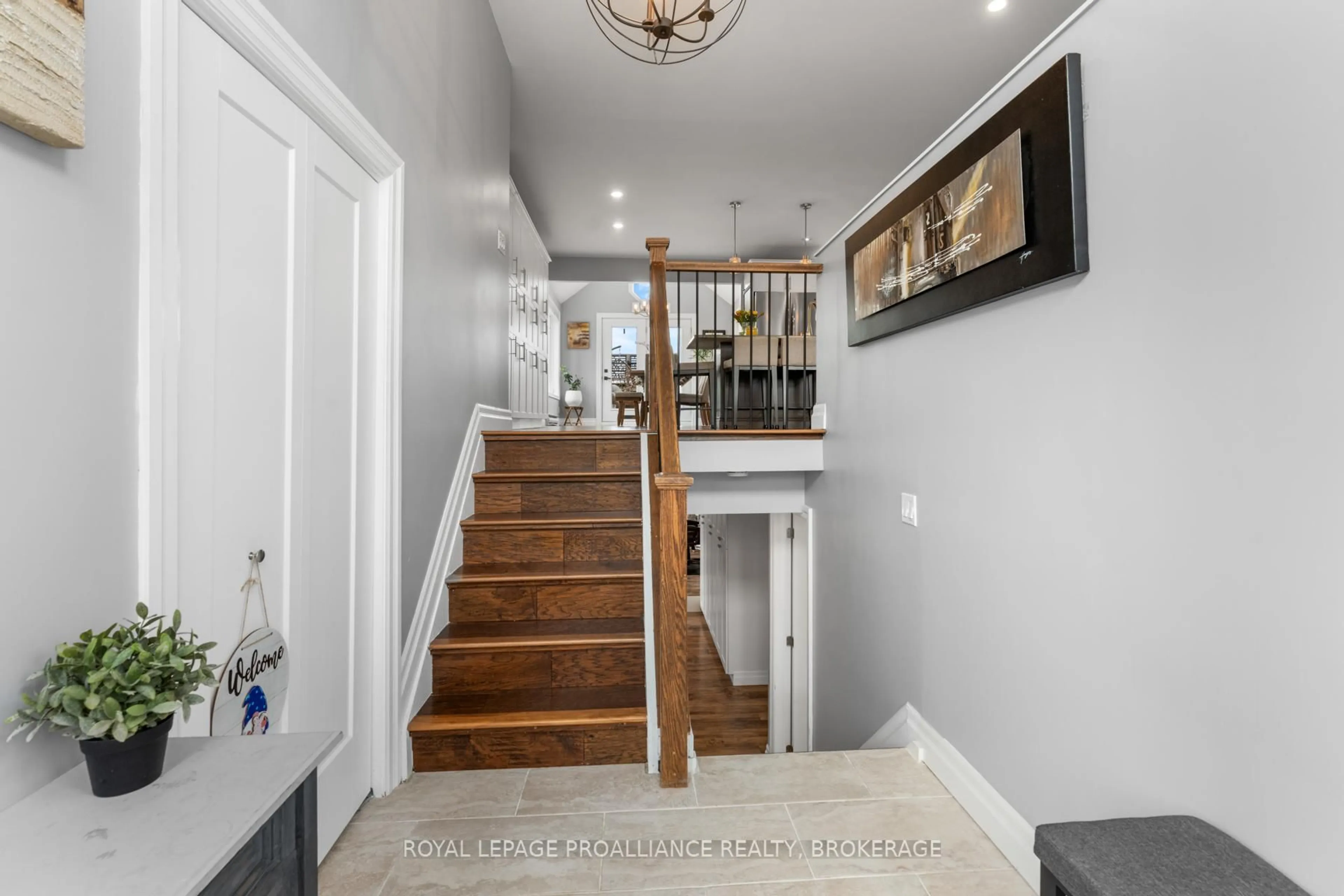 Indoor entryway for 992 Winford Pl, Kingston Ontario K7P 1J8