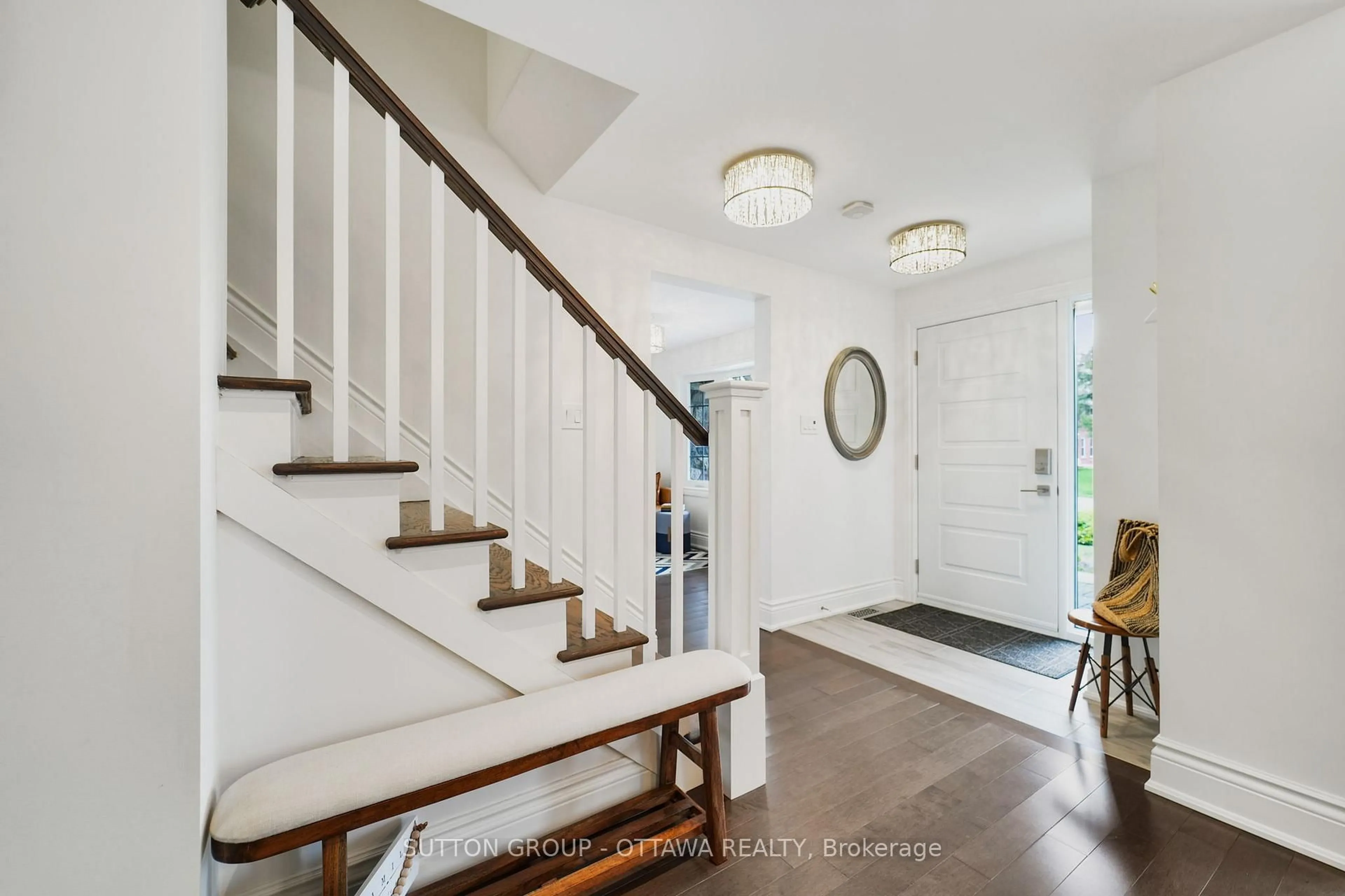 Indoor entryway for 40 St Remy Dr, Ottawa Ontario K2J 1A3