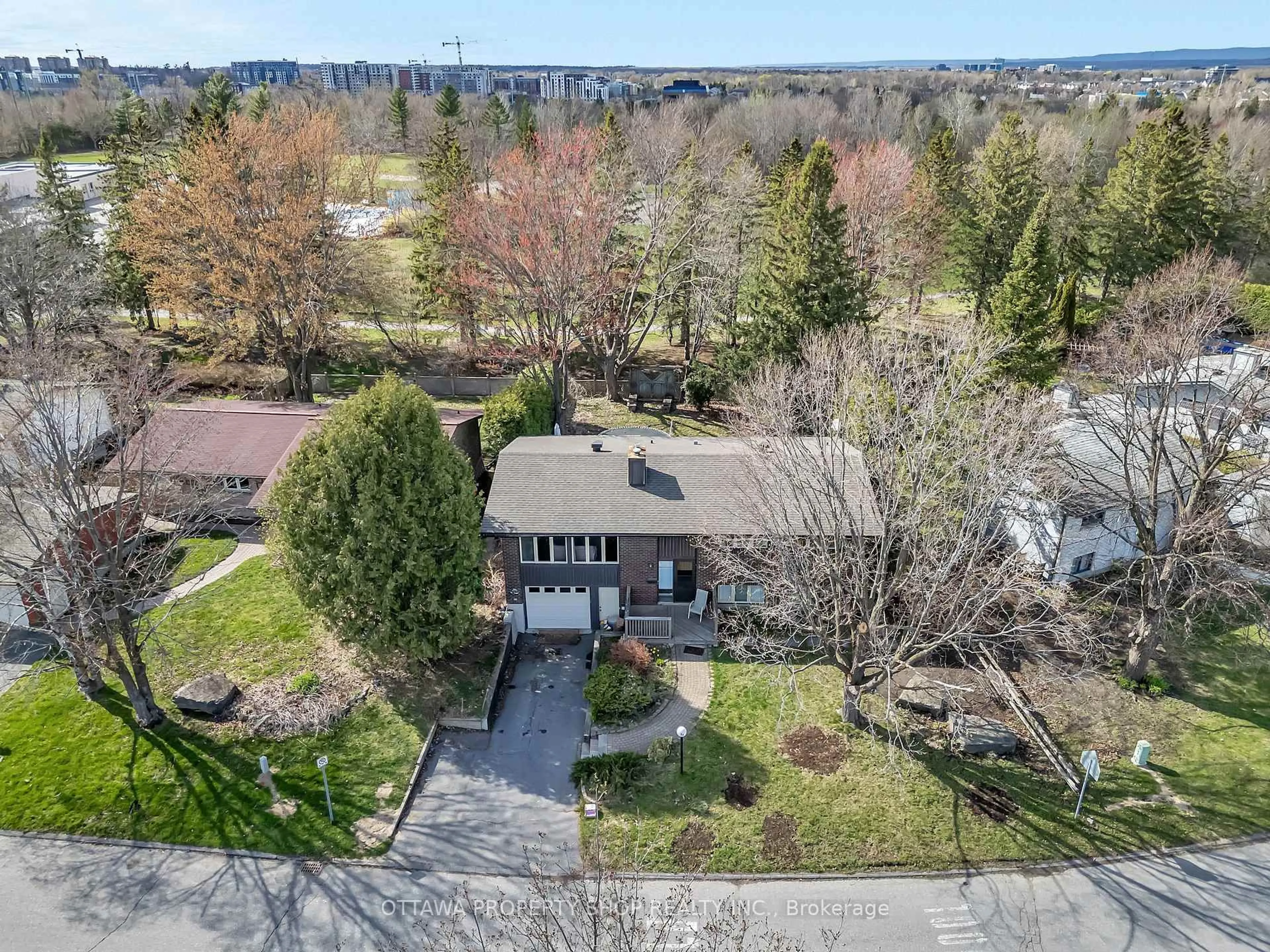 A pic from outside/outdoor area/front of a property/back of a property/a pic from drone, street for 54 Chimo Dr, Kanata Ontario K2L 1Y9