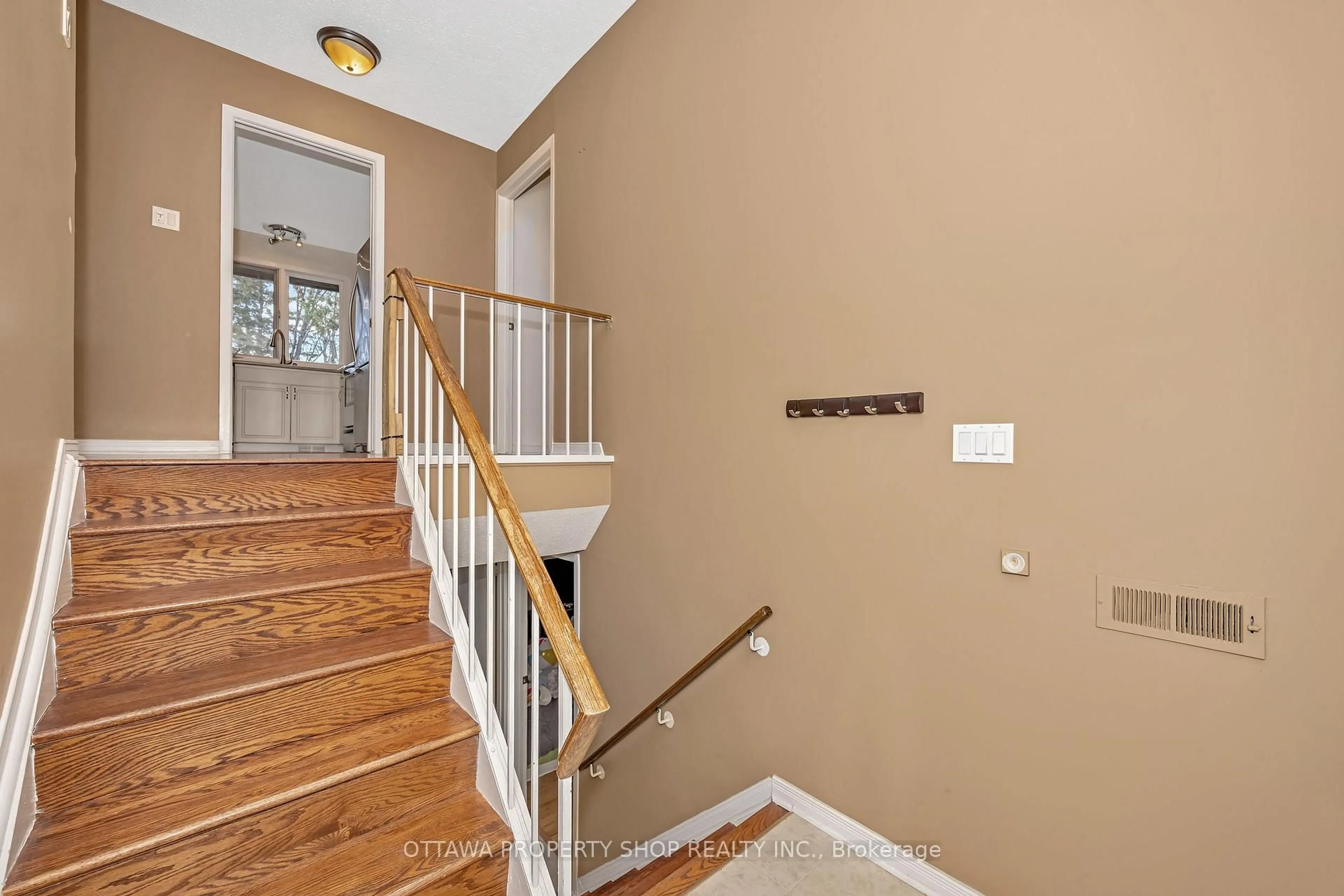 Indoor entryway for 54 Chimo Dr, Kanata Ontario K2L 1Y9