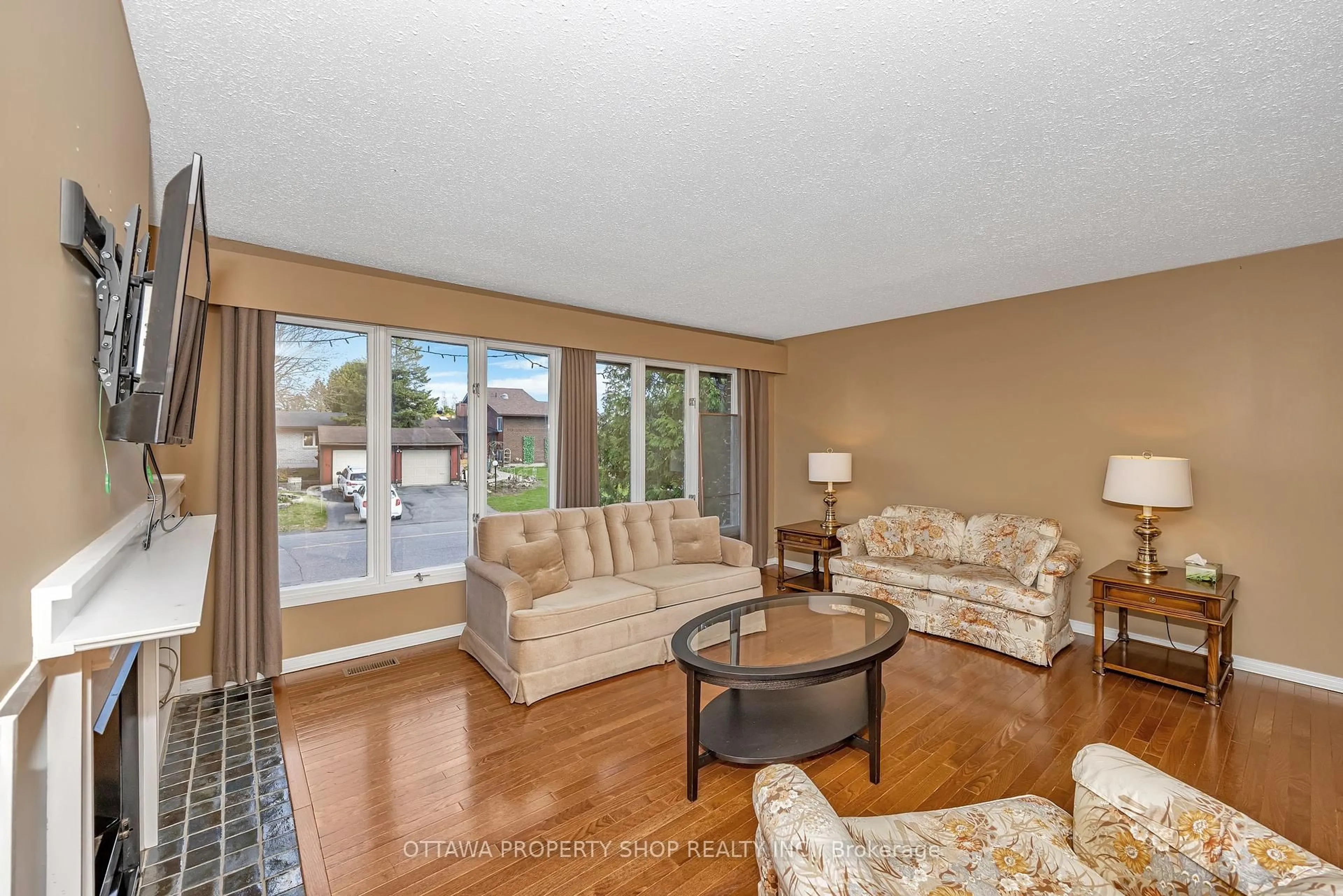Living room with furniture, unknown for 54 Chimo Dr, Kanata Ontario K2L 1Y9