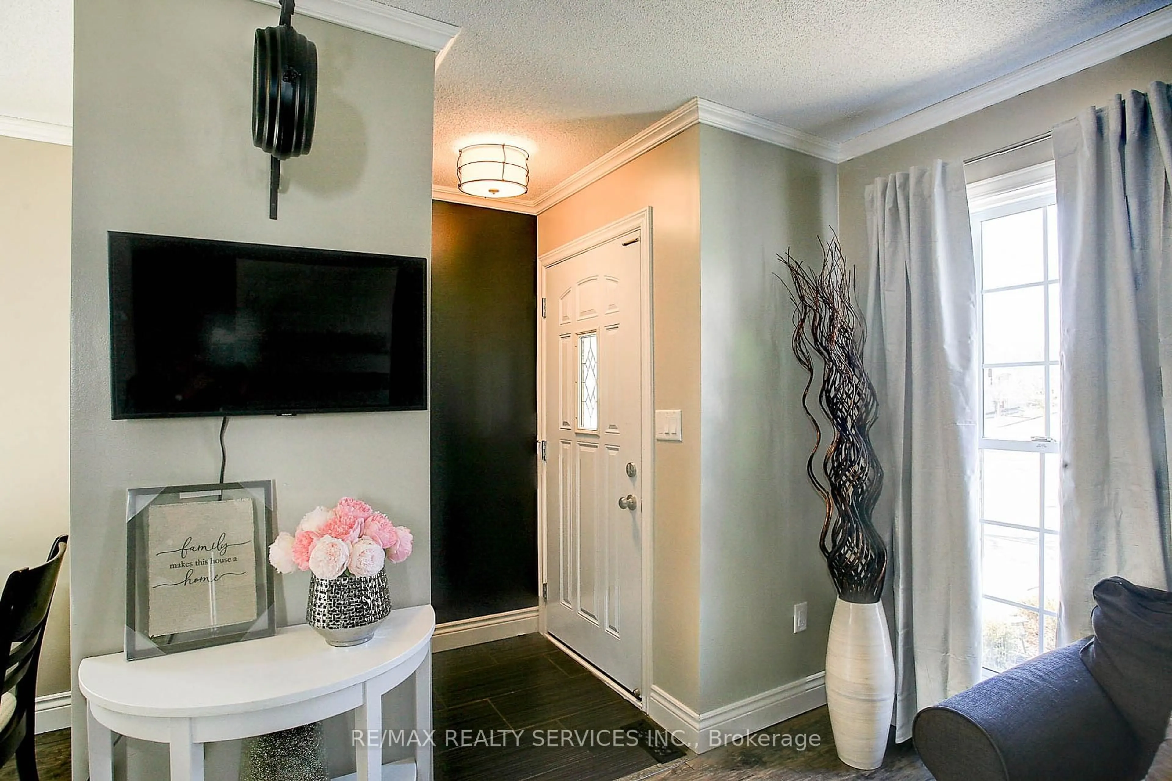 Indoor entryway for 65 Wake Robin Dr, Kitchener Ontario N2E 3L4