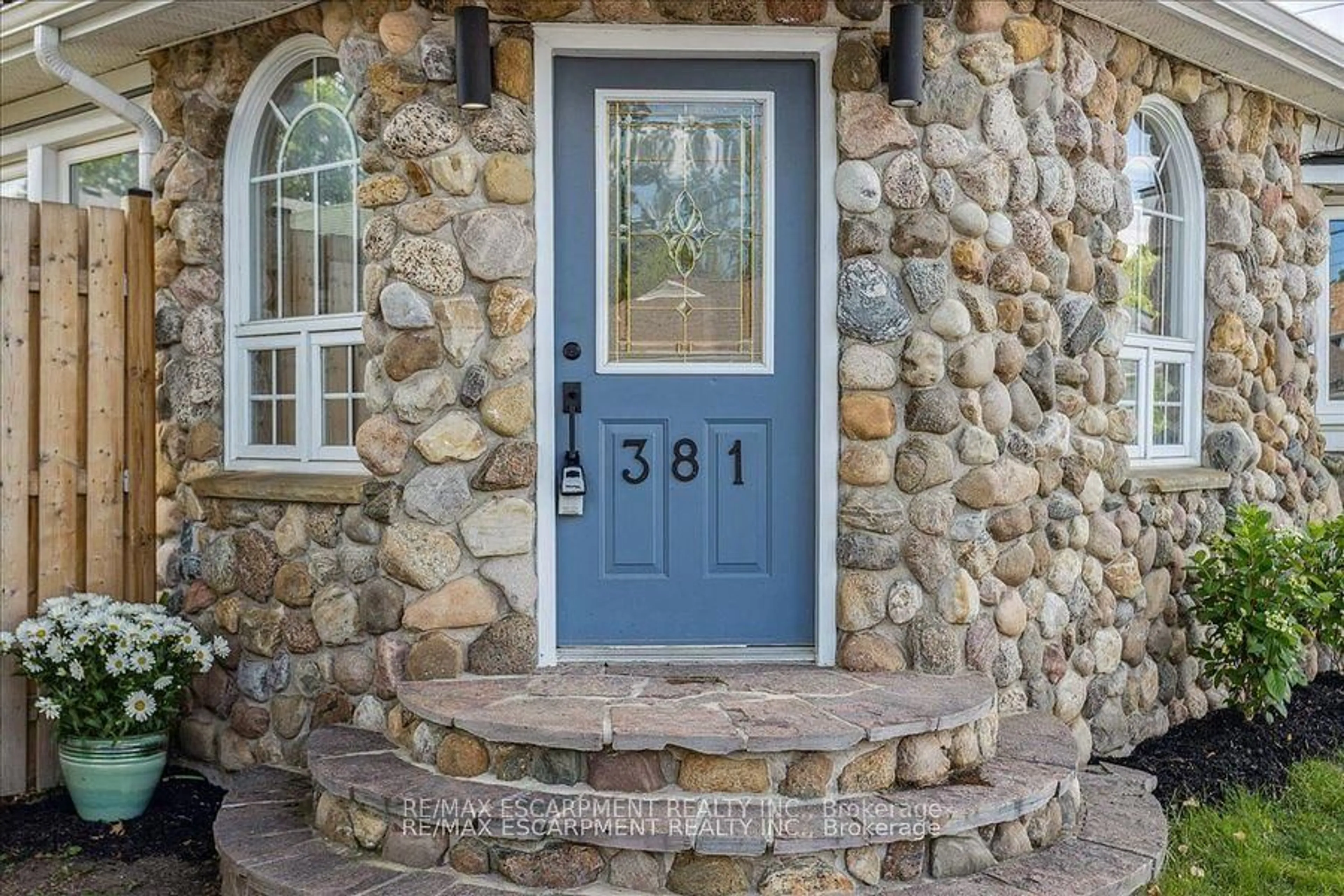 Indoor entryway for 381 Maplewood Ave, Fort Erie Ontario L0S 1B0