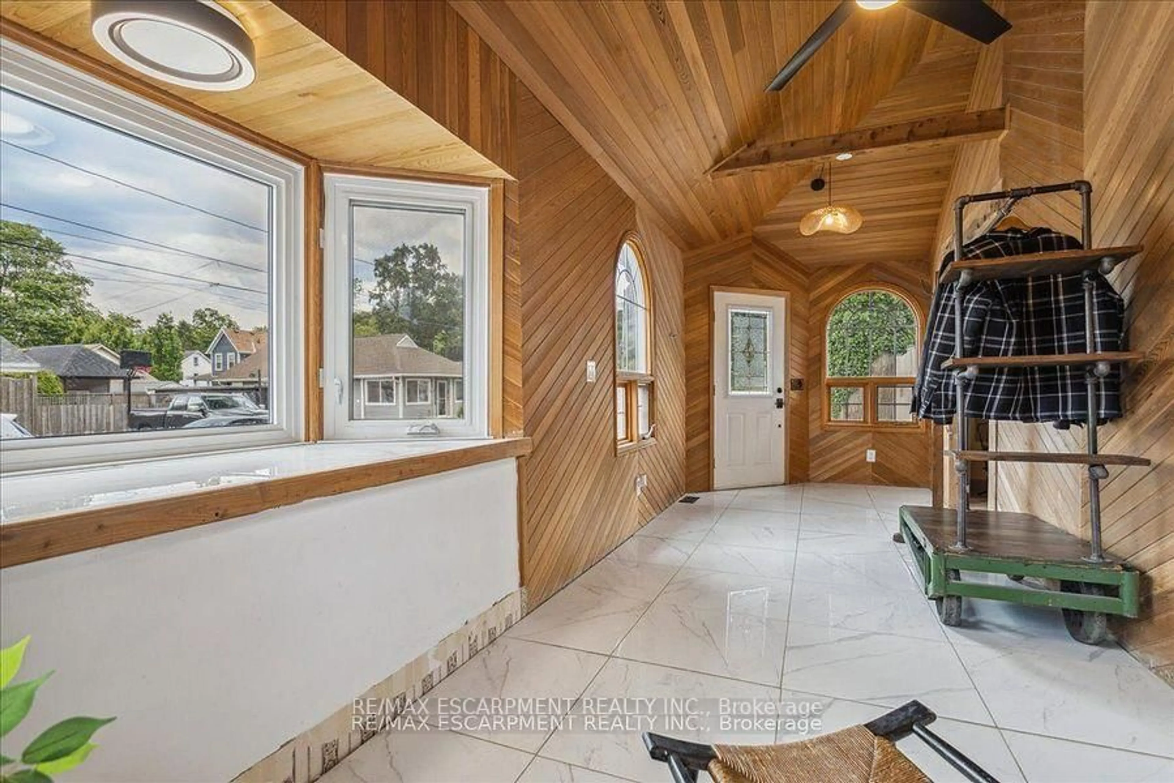 Indoor entryway for 381 Maplewood Ave, Fort Erie Ontario L0S 1B0