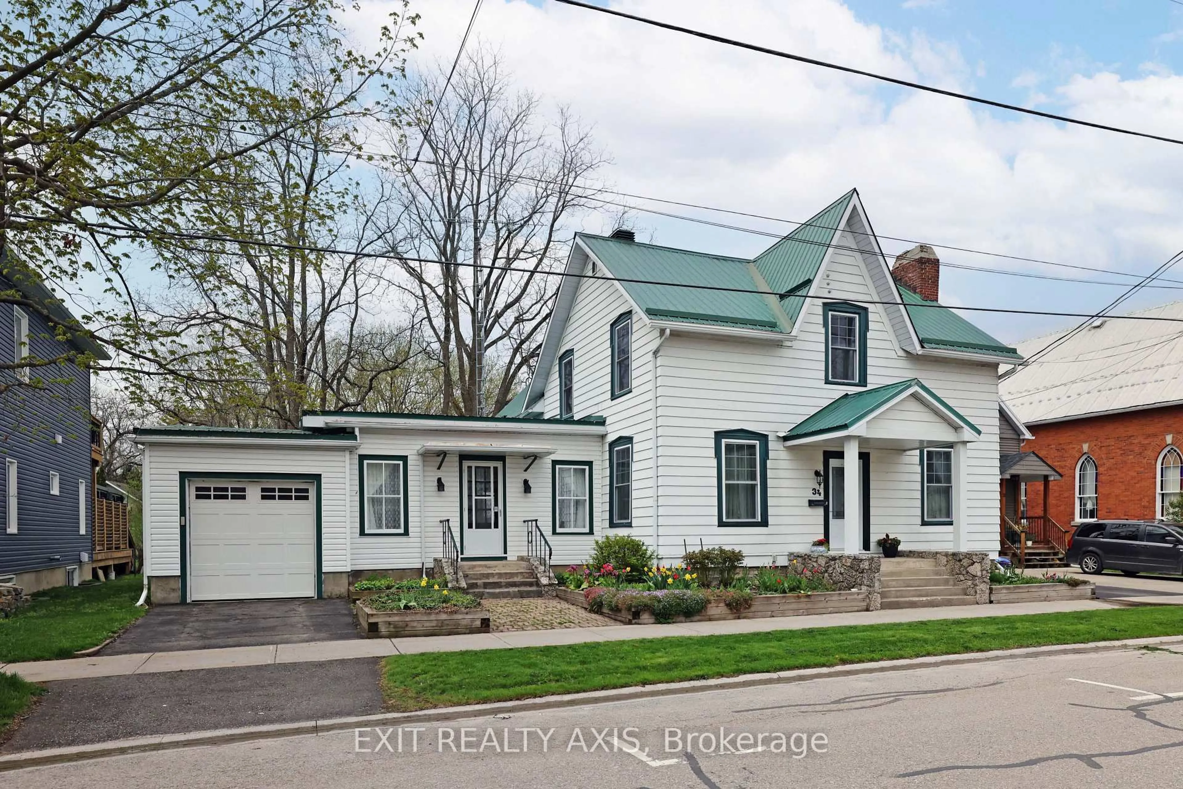 Unknown for 34 Church St, Westport Ontario K0G 1X0