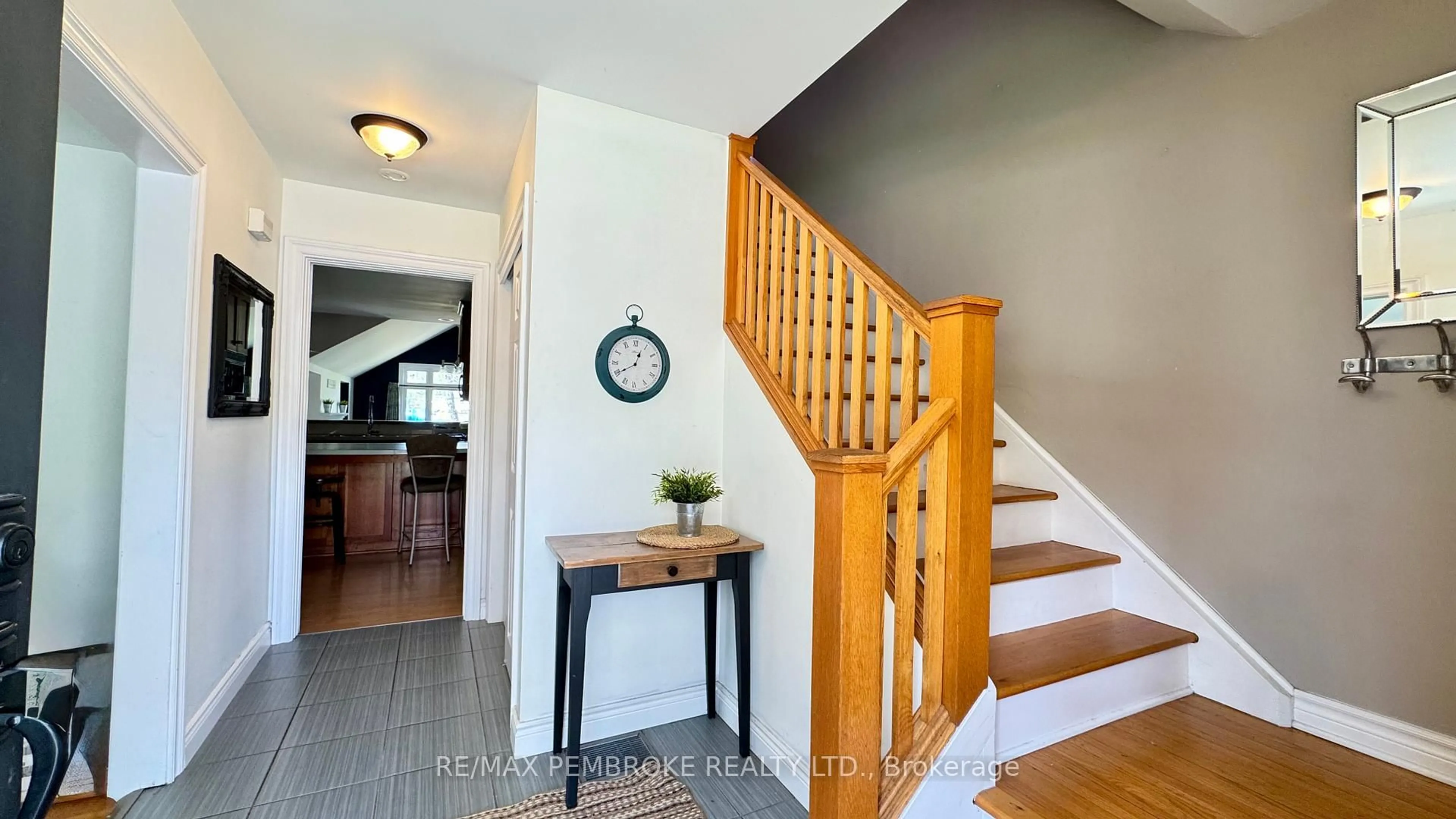 Indoor entryway for 179 Ridge Rd, Deep River Ontario K0J 1P0