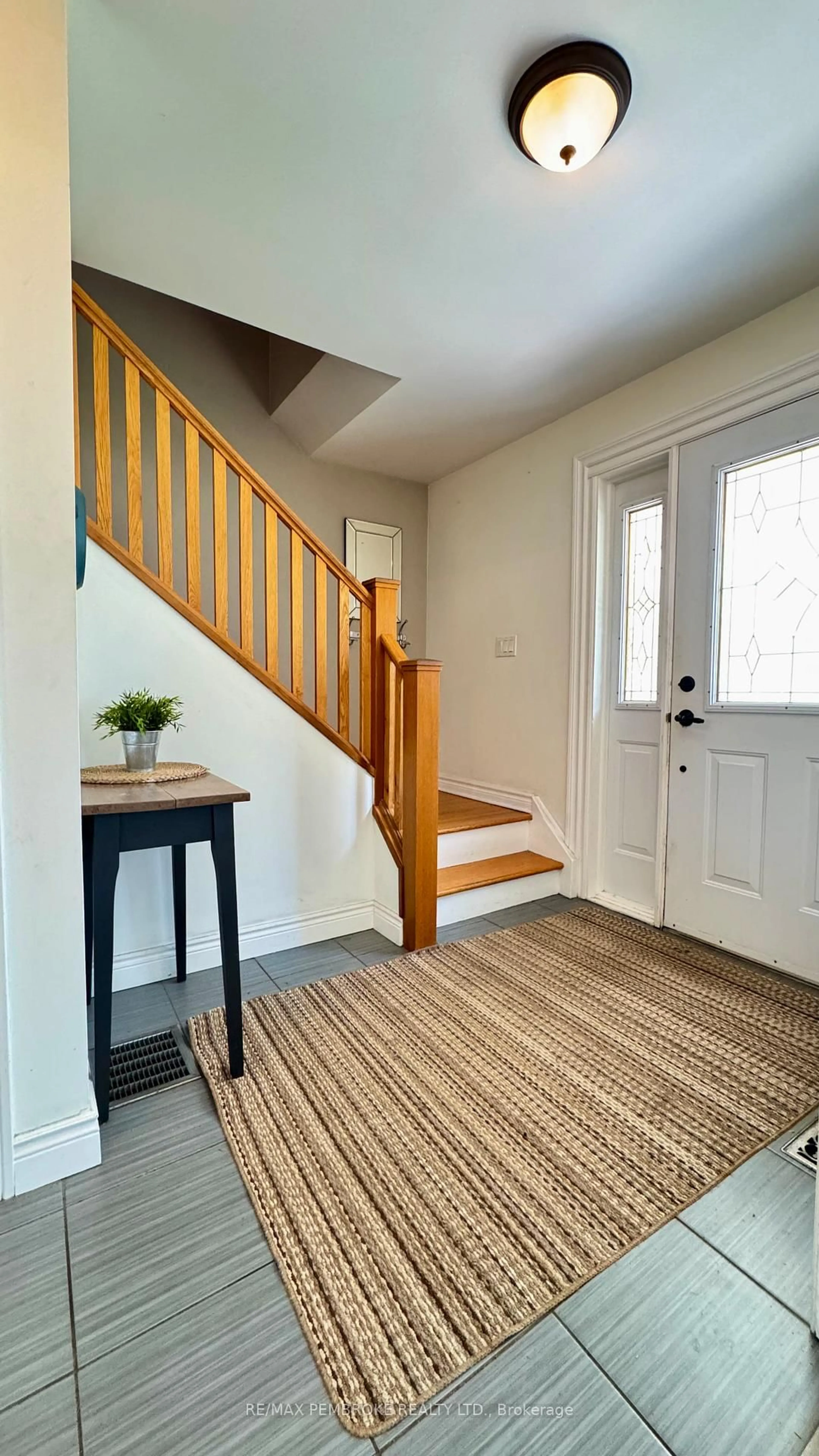 Indoor entryway for 179 Ridge Rd, Deep River Ontario K0J 1P0