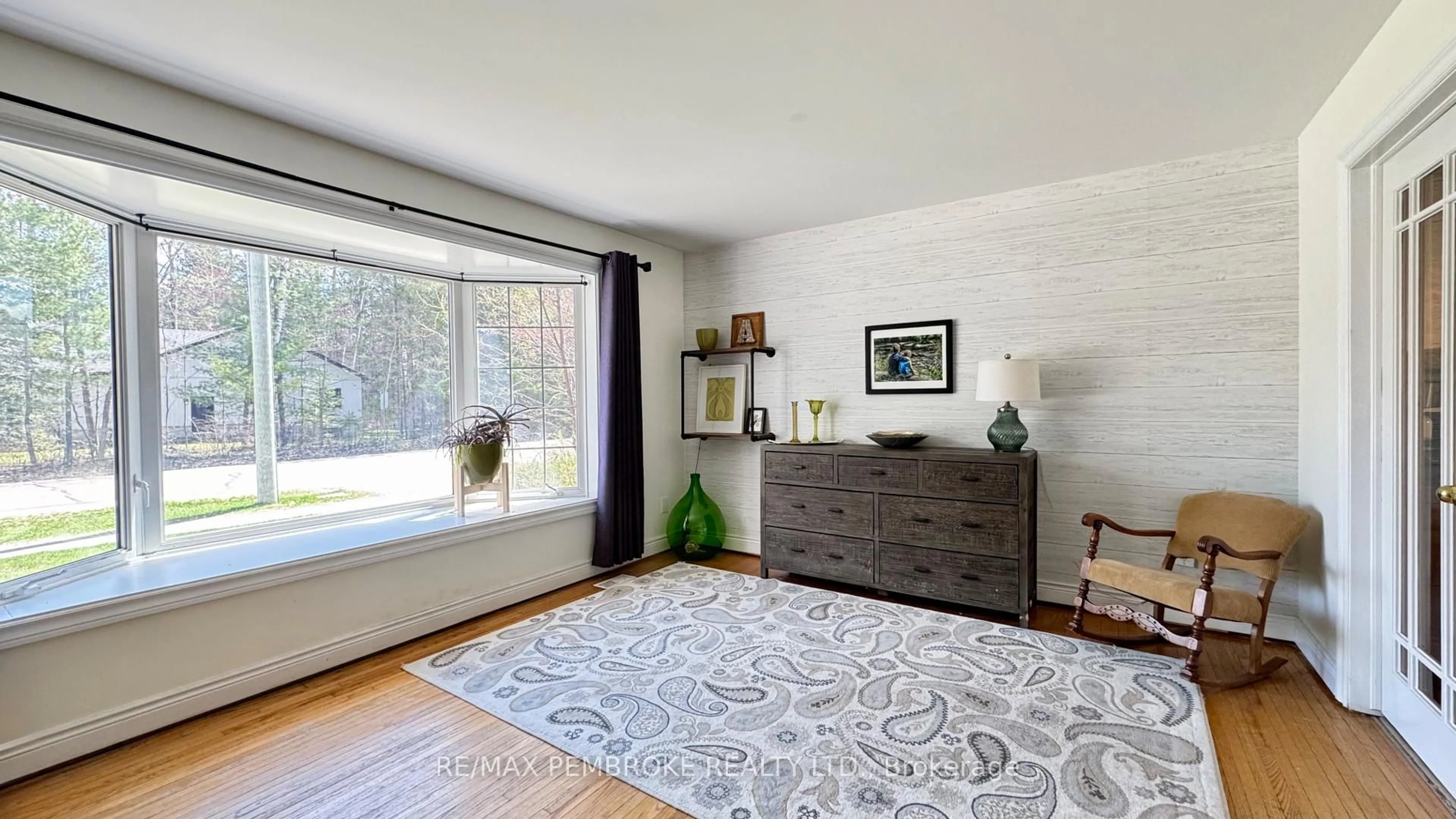 Living room with furniture, wood/laminate floor for 179 Ridge Rd, Deep River Ontario K0J 1P0