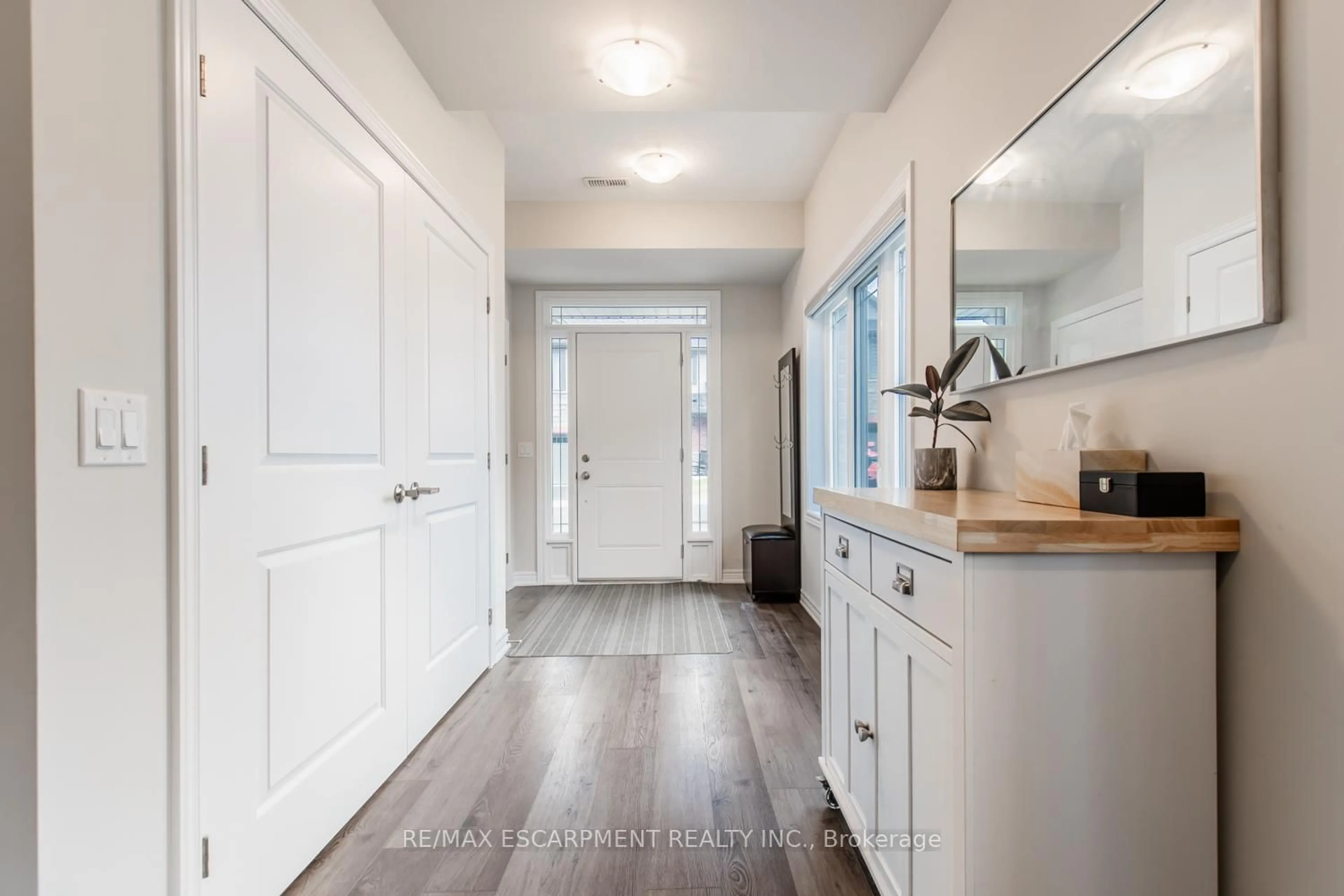 Indoor entryway for 27 Rachel Dr #31, Hamilton Ontario L8E 0K6