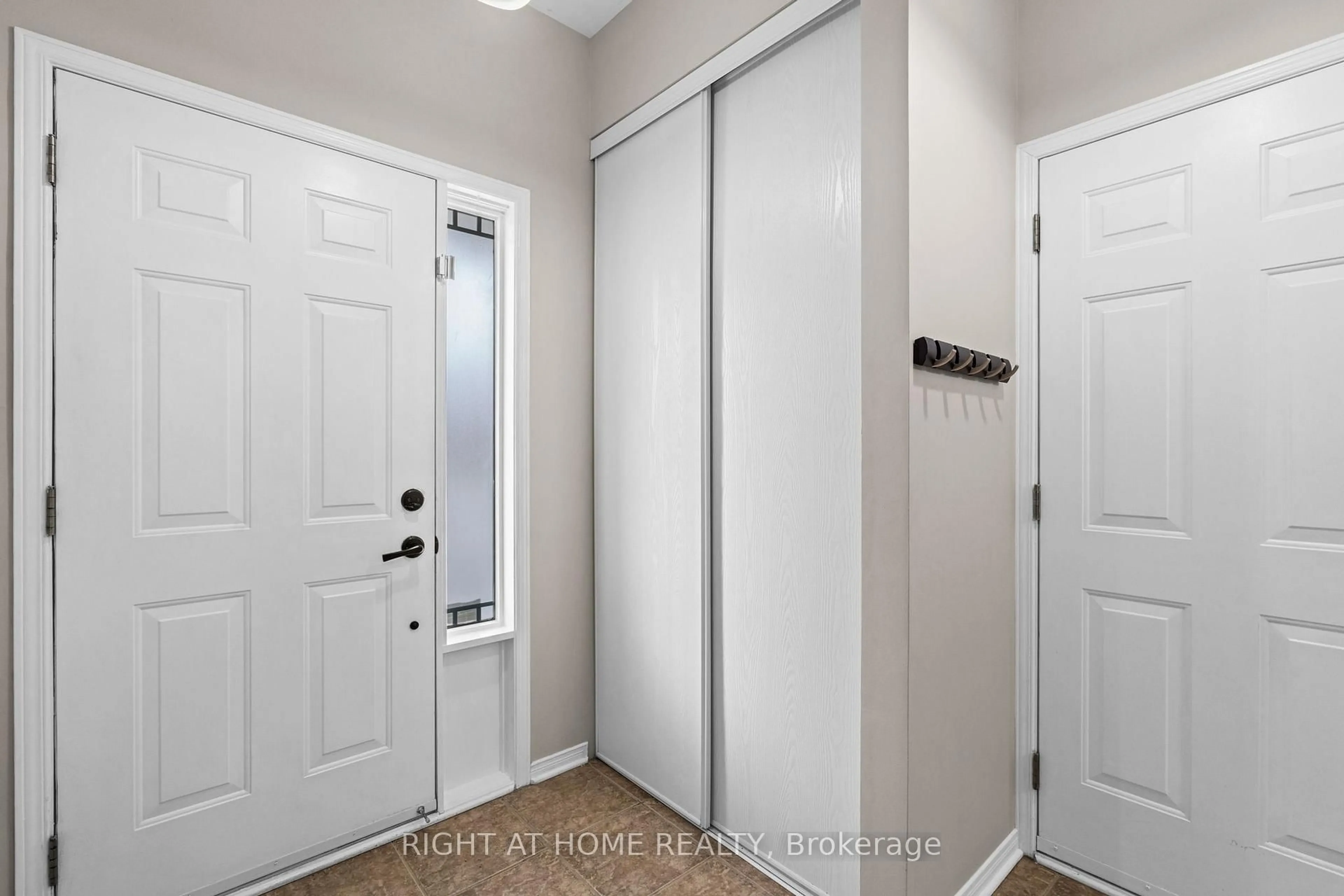 Indoor entryway for 61 Sunvale Way, Ottawa Ontario K2G 6X7
