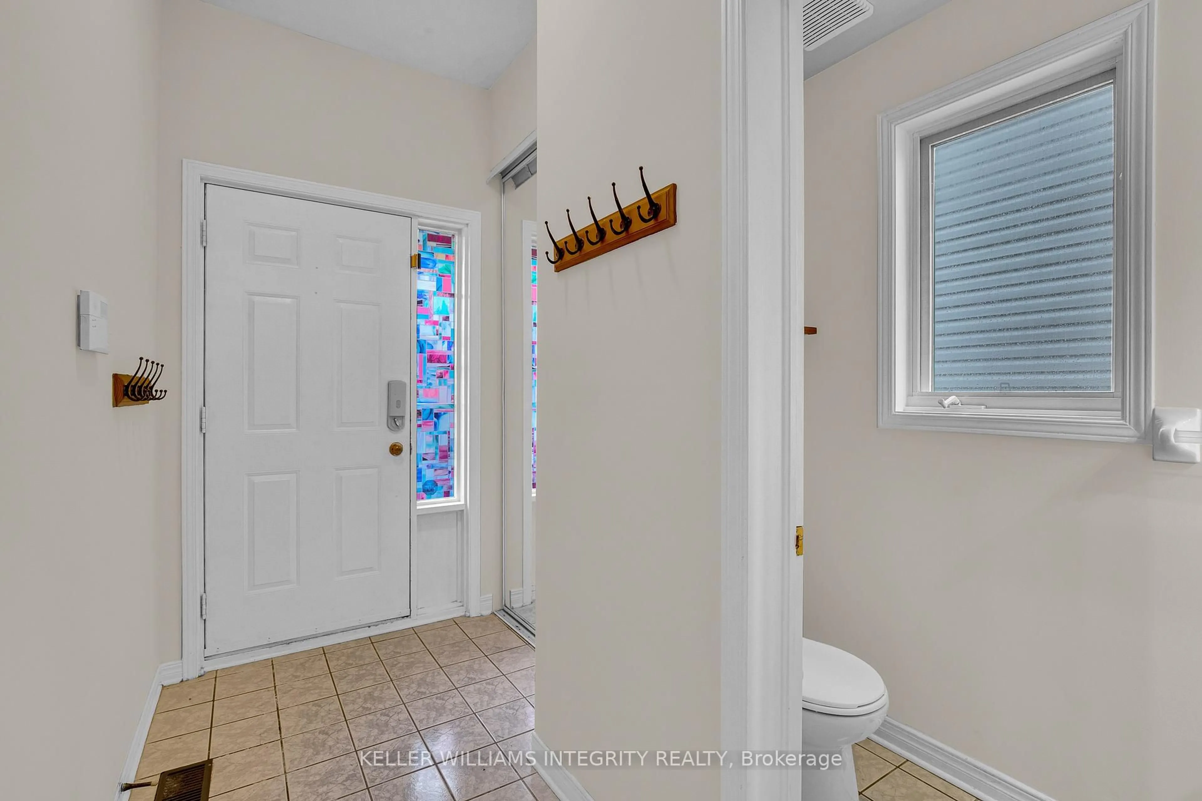 Indoor entryway for 11 San Remo Private, Ottawa Ontario K1G 5Y2