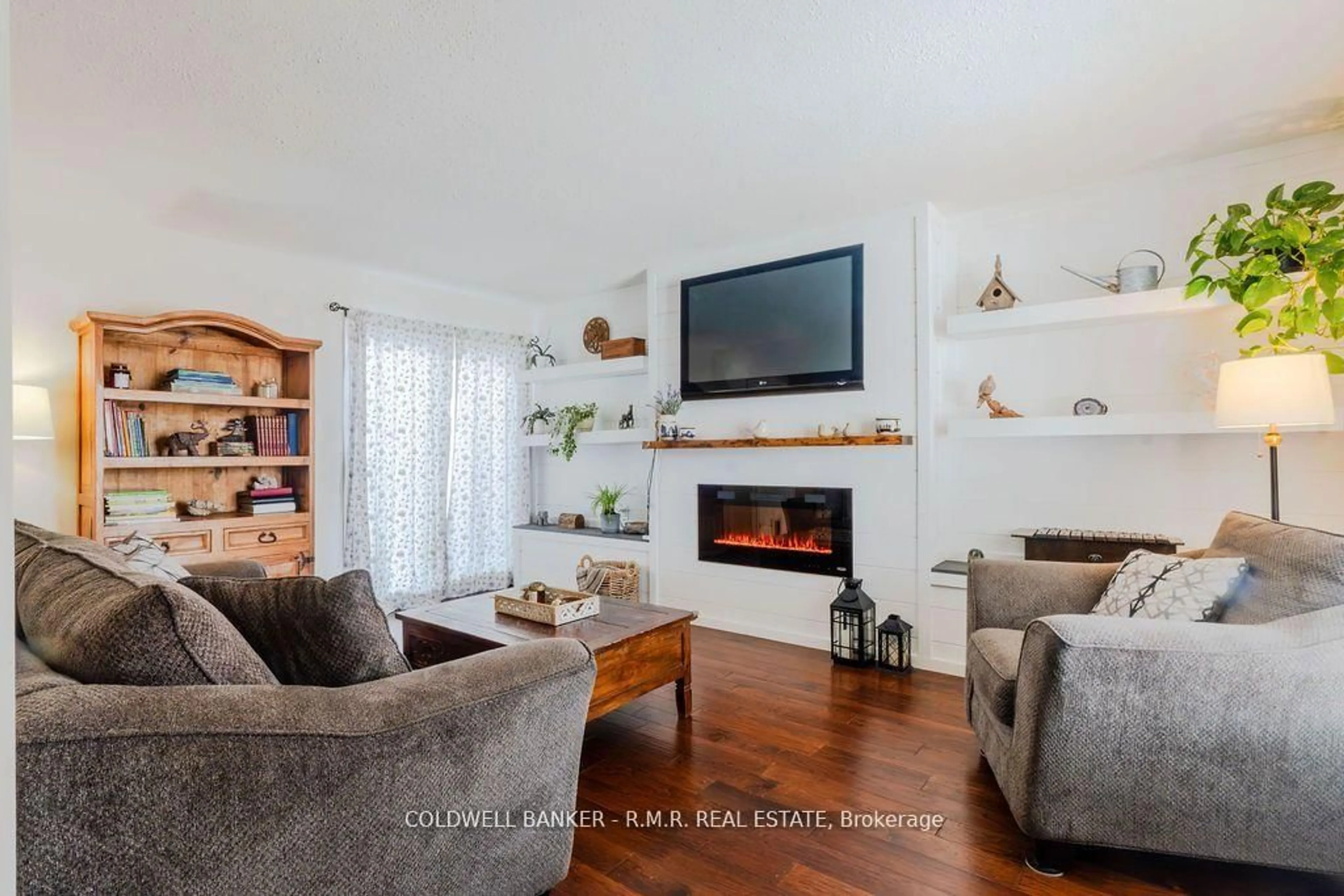 Living room with furniture, wood/laminate floor for 2 Rogers Rd, Kawartha Lakes Ontario K9V 5C3