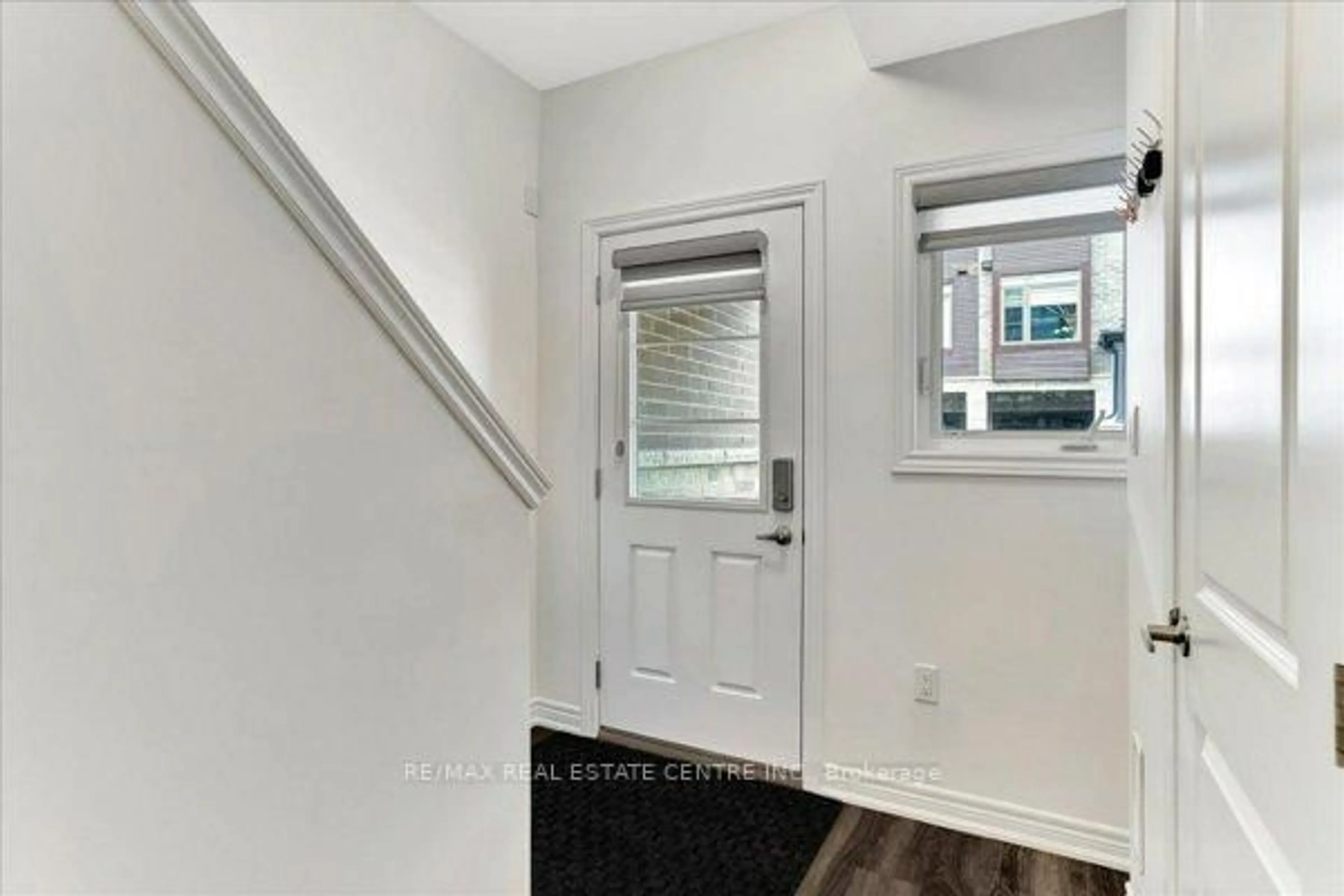 Indoor entryway for 575 Woodward Ave, Hamilton Ontario L8H 0B3