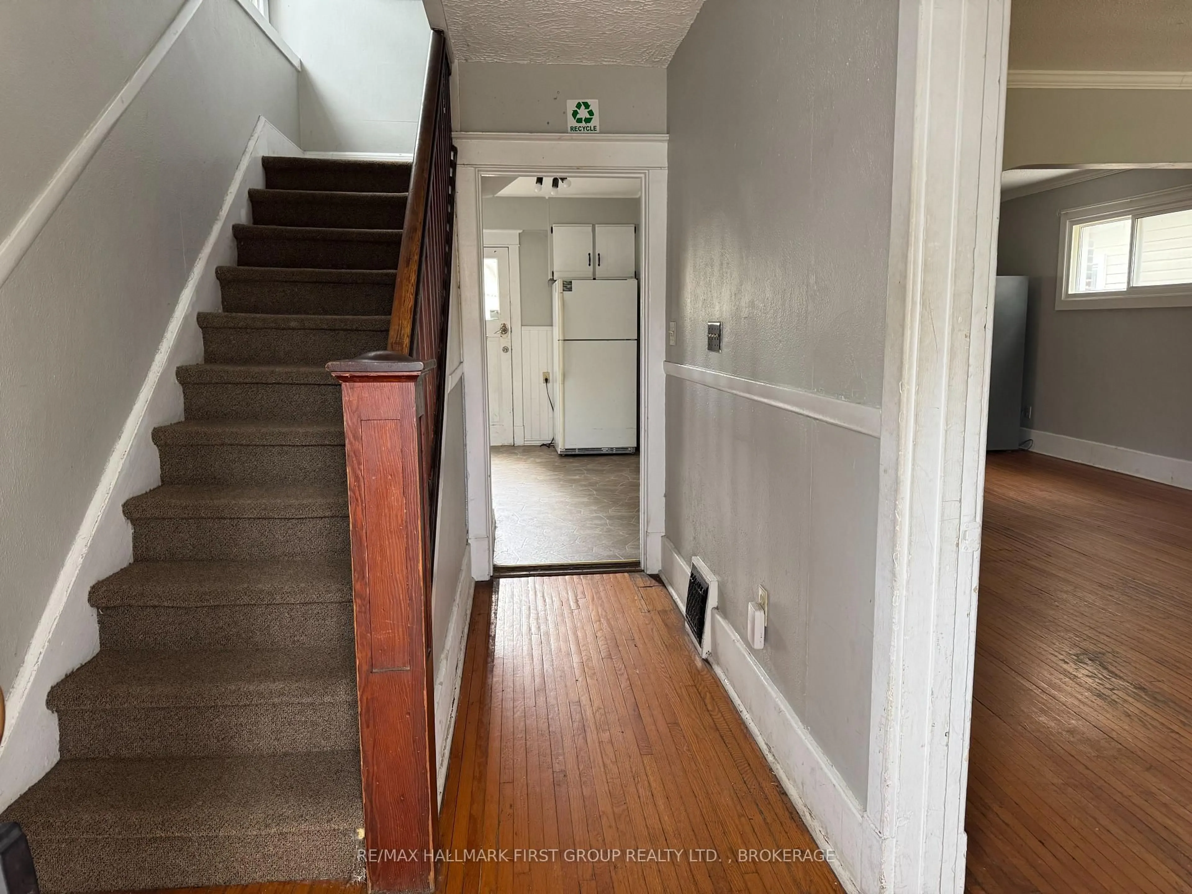 Indoor foyer for 516 VICTORIA St, Kingston Ontario K7L 4A1