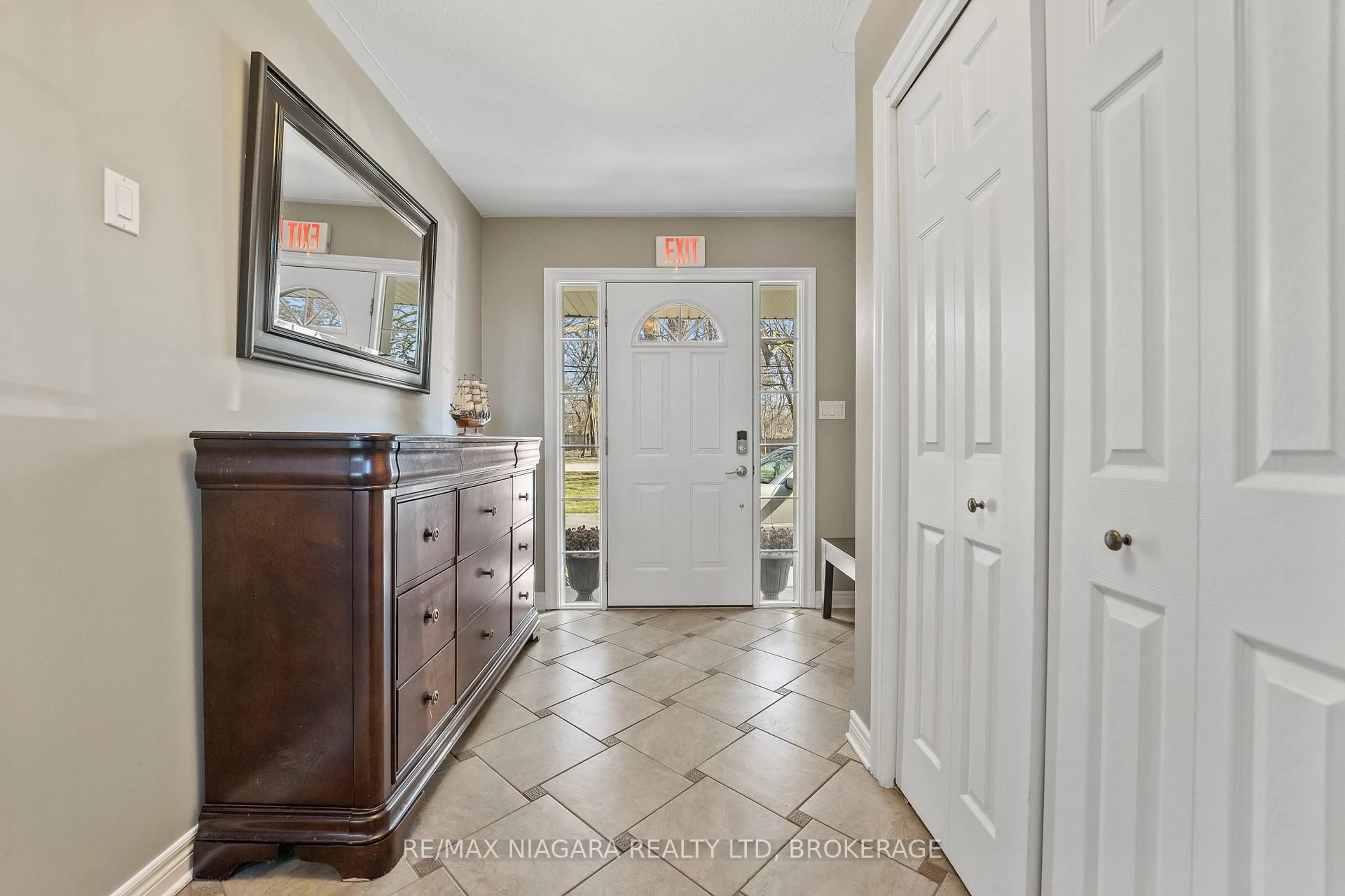 Indoor entryway for 375 MISSISSAUGA St, Niagara-on-the-Lake Ontario L0S 1J0