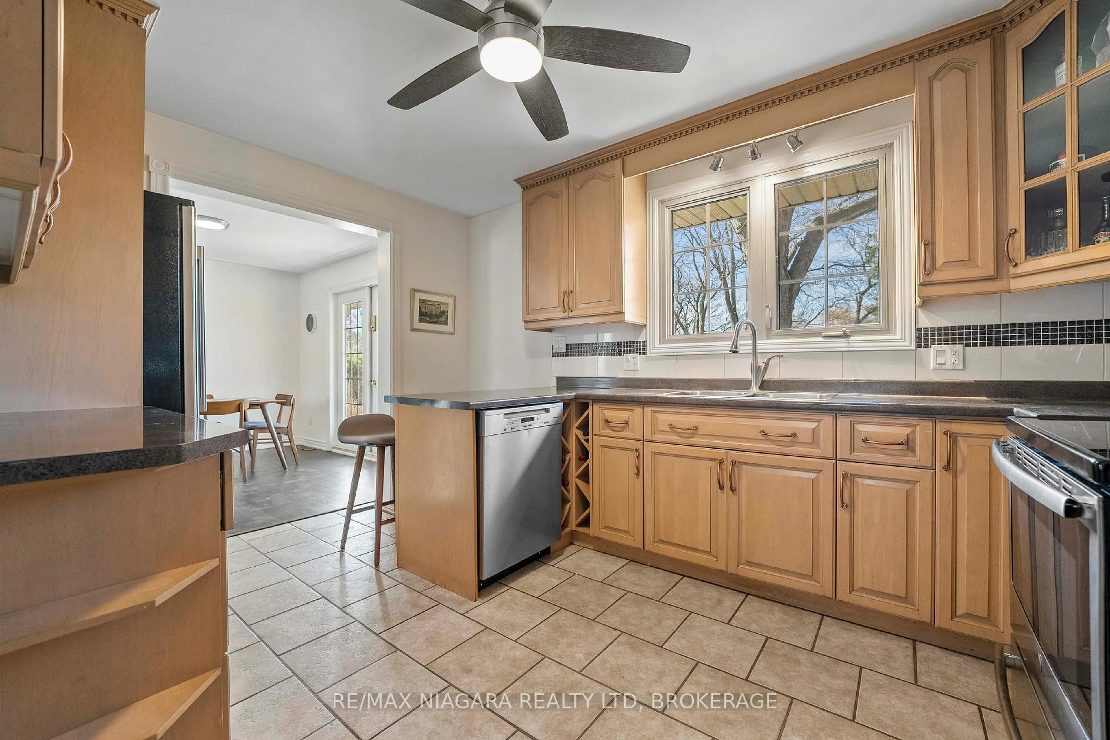 Open concept kitchen, ceramic/tile floor for 375 MISSISSAUGA St, Niagara-on-the-Lake Ontario L0S 1J0
