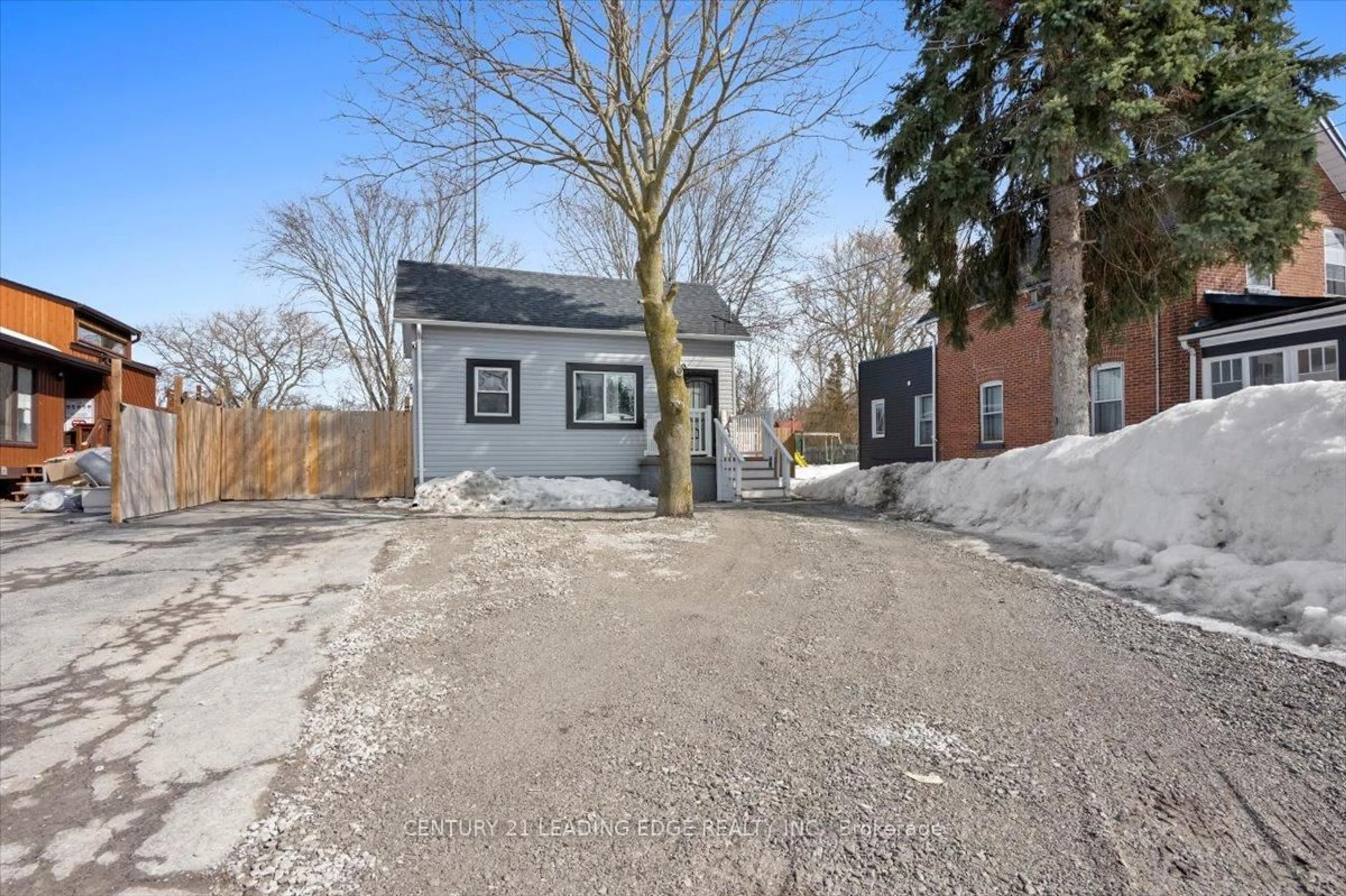 A pic from outside/outdoor area/front of a property/back of a property/a pic from drone, street for 40 St Patrick St, Kawartha Lakes Ontario K9V 1R2