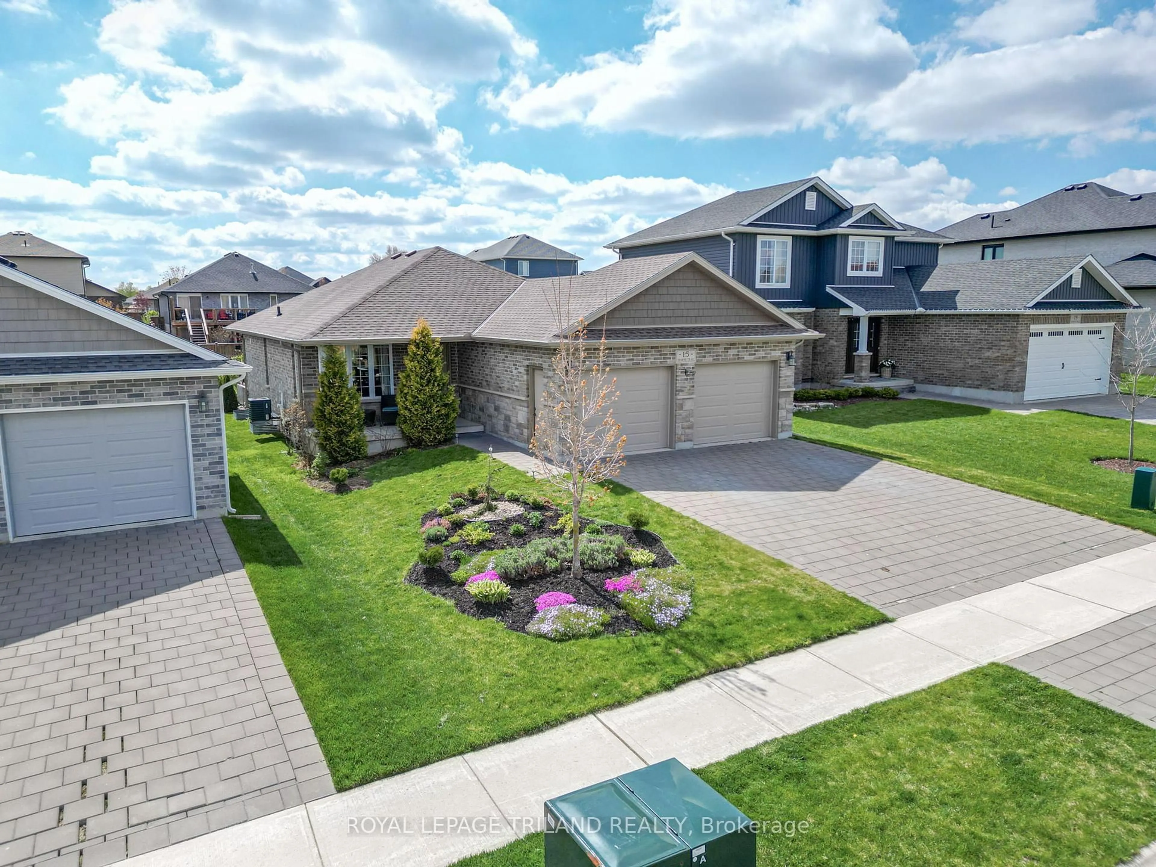 A pic from outside/outdoor area/front of a property/back of a property/a pic from drone, street for 15 Shawns Tr, Thames Centre Ontario N0M 2P0