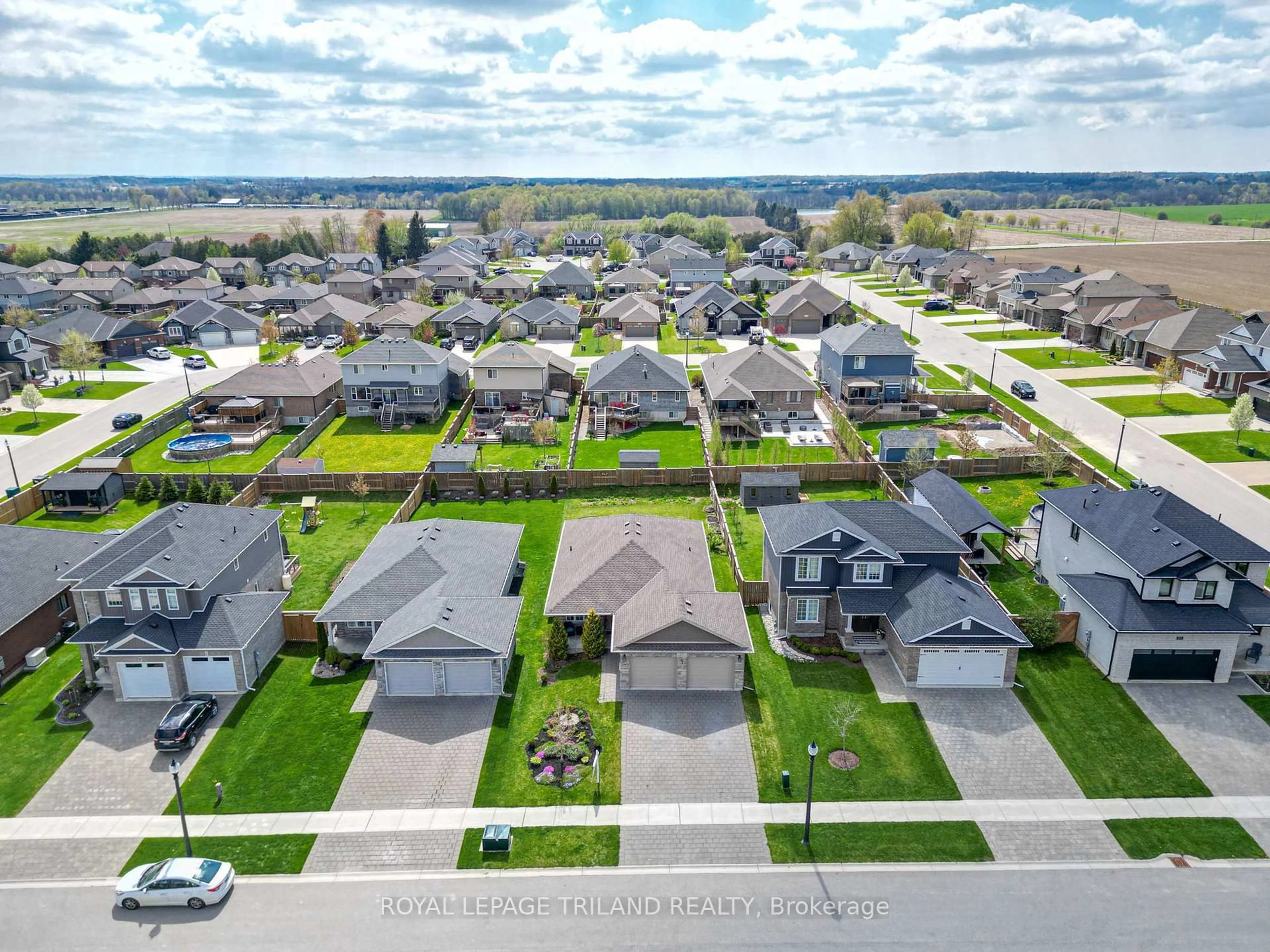 A pic from outside/outdoor area/front of a property/back of a property/a pic from drone, street for 15 Shawns Tr, Thames Centre Ontario N0M 2P0