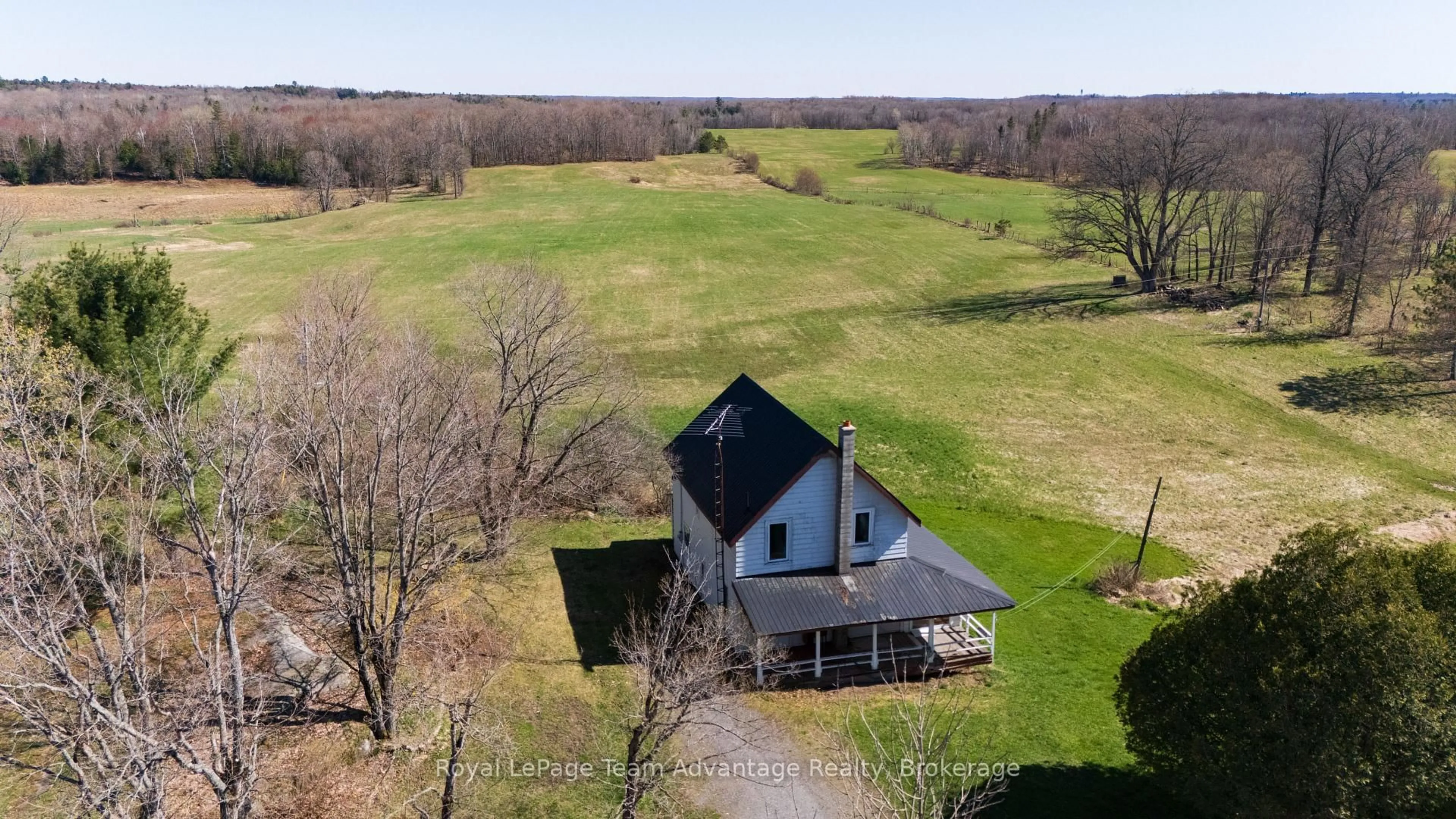 A pic from outside/outdoor area/front of a property/back of a property/a pic from drone, unknown for 77 Lakeshore Rd, McKellar Ontario P0G 1C0
