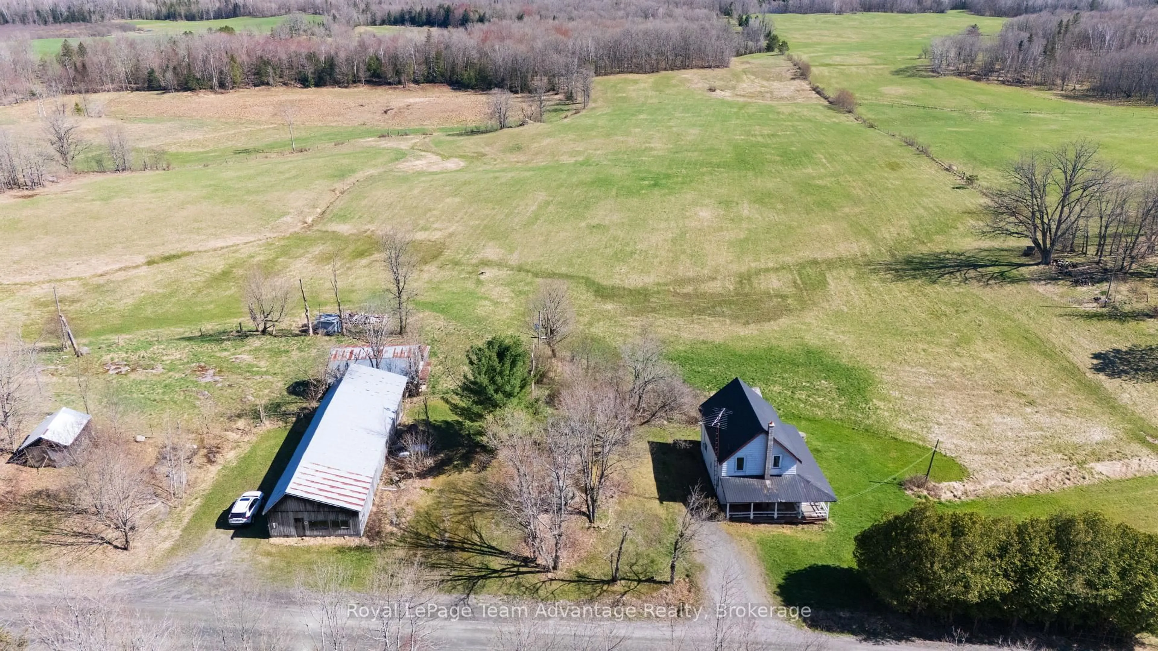 A pic from outside/outdoor area/front of a property/back of a property/a pic from drone, building for 77 Lakeshore Rd, McKellar Ontario P0G 1C0