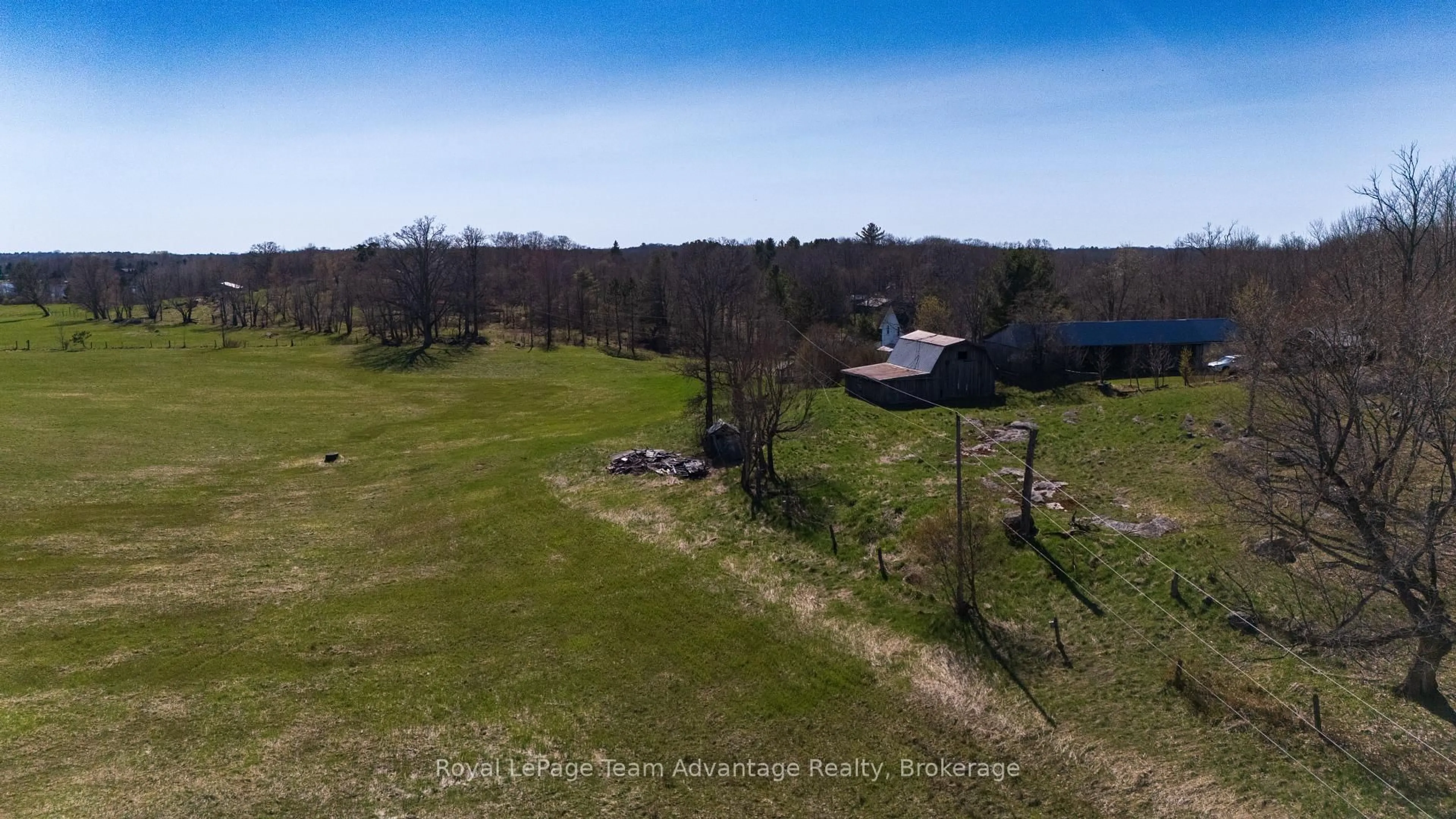 A pic from outside/outdoor area/front of a property/back of a property/a pic from drone, unknown for 77 Lakeshore Rd, McKellar Ontario P0G 1C0