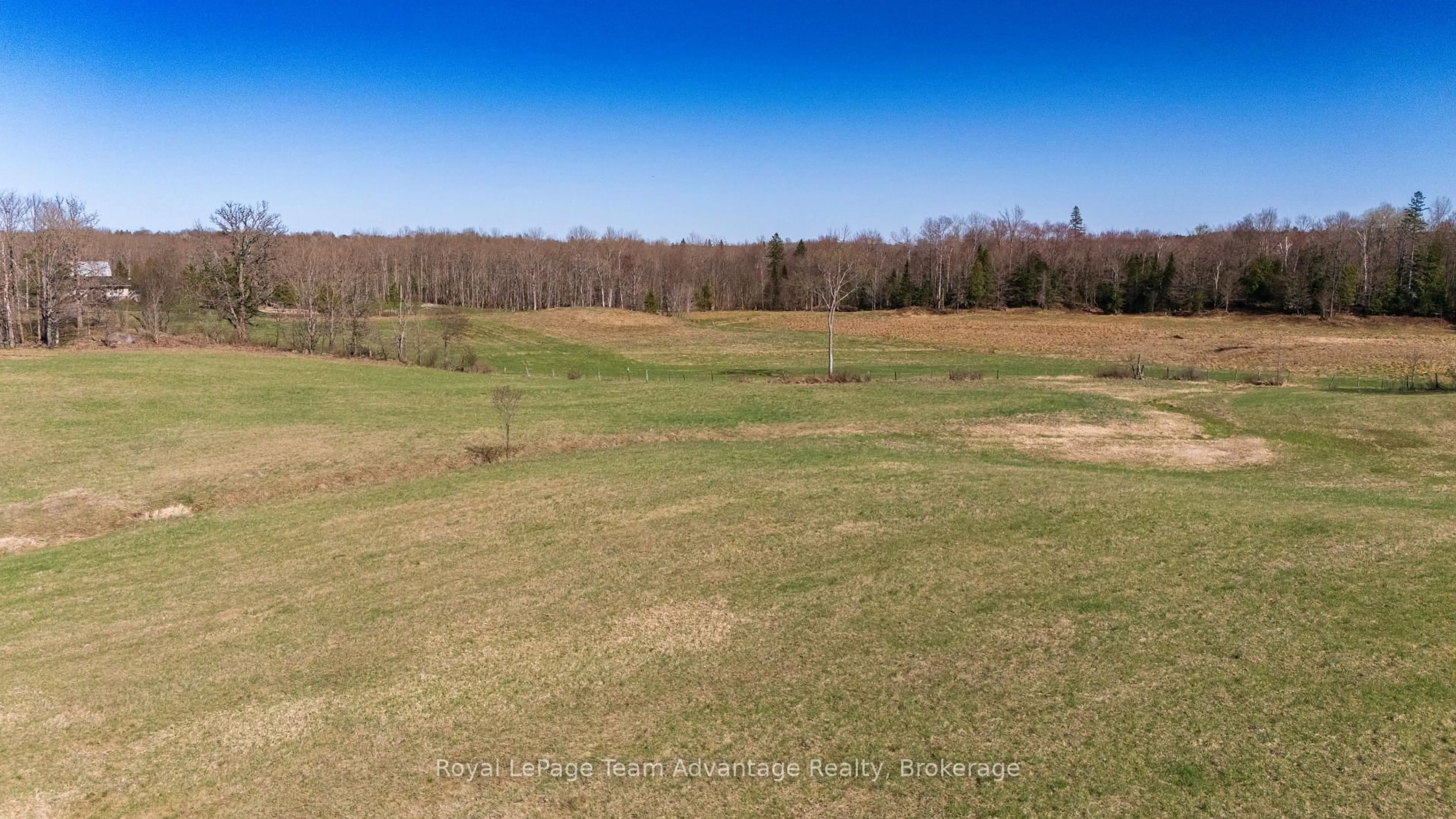A pic from outside/outdoor area/front of a property/back of a property/a pic from drone, unknown for 77 Lakeshore Rd, McKellar Ontario P0G 1C0