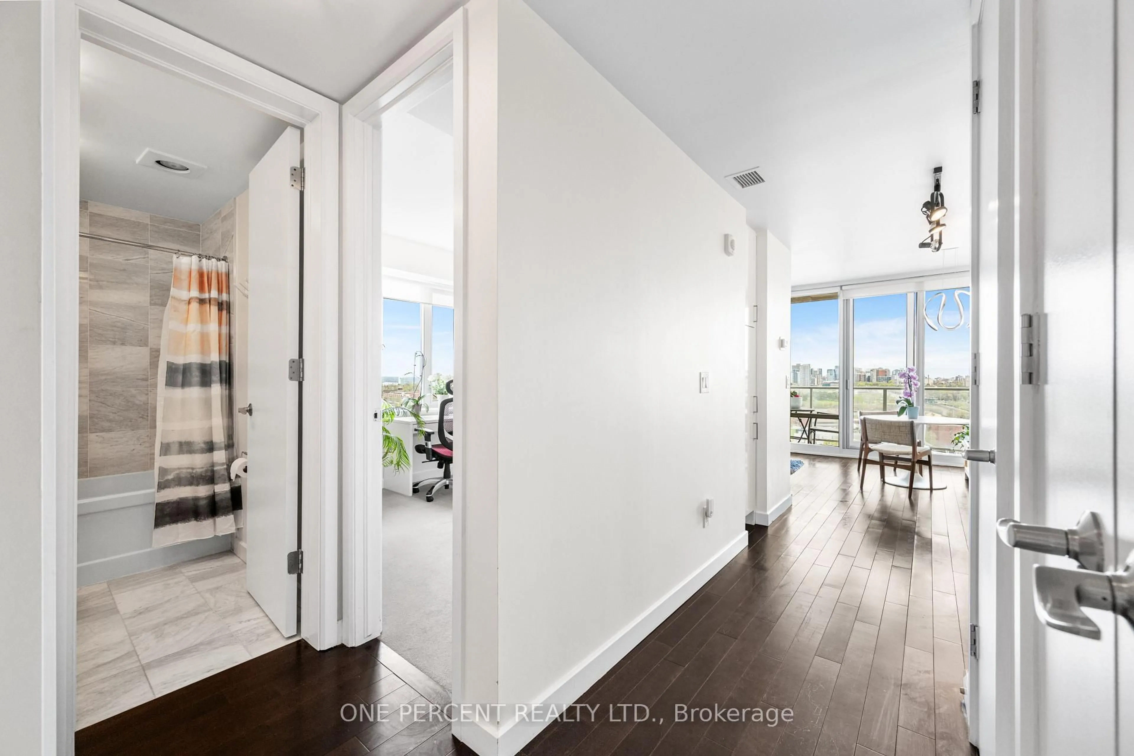 Indoor entryway for 201 Parkdale Ave #1407, Ottawa Ontario K1Y 1E8