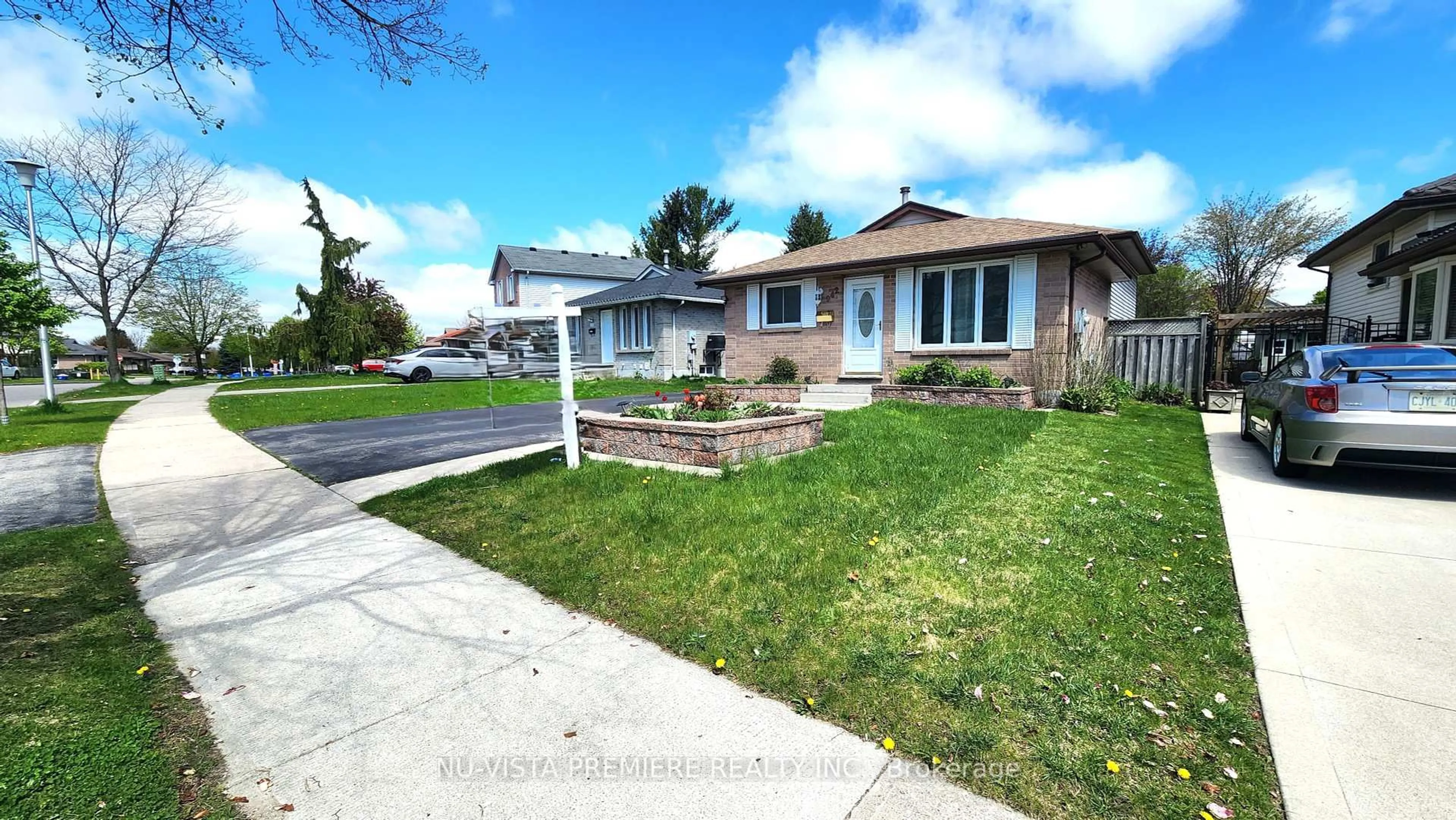 A pic from outside/outdoor area/front of a property/back of a property/a pic from drone, street for 942 Chippewa Dr, London East Ontario N5V 4G8