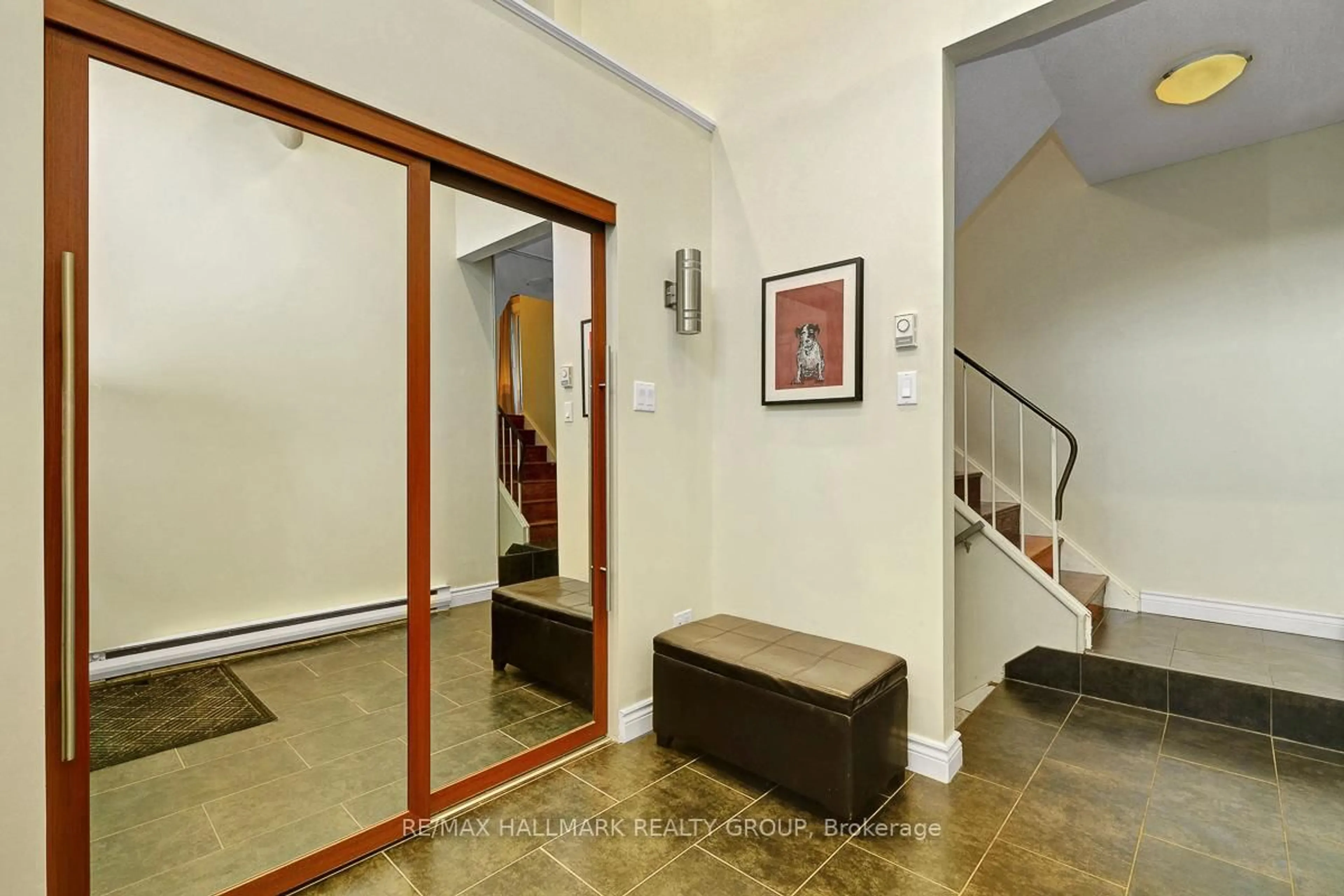Indoor foyer for 2120 Eric Cres, Ottawa Ontario K1B 4P4