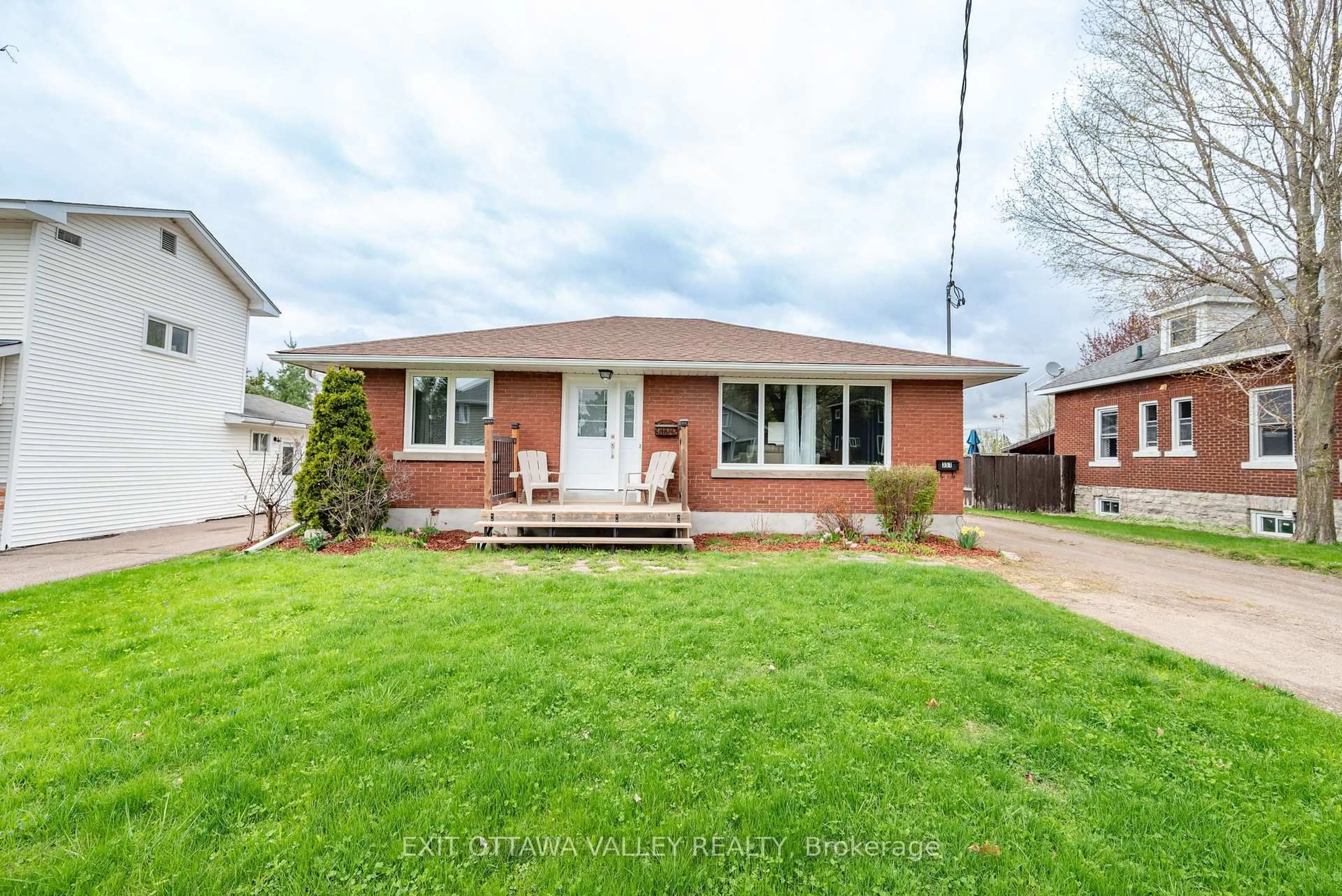 Home with brick exterior material, street for 351 Metcalfe St, Pembroke Ontario K8A 2W1