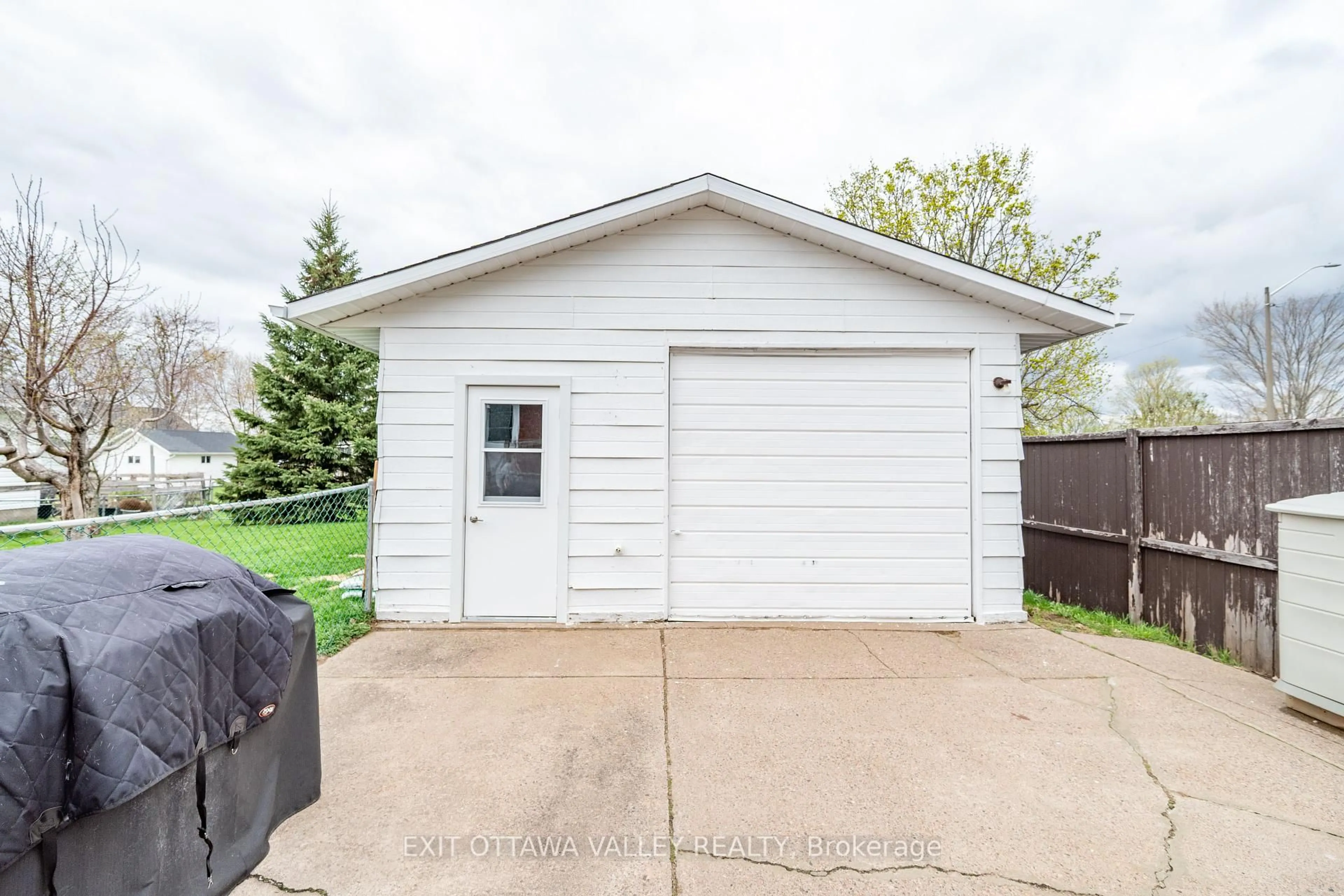 Shed for 351 Metcalfe St, Pembroke Ontario K8A 2W1