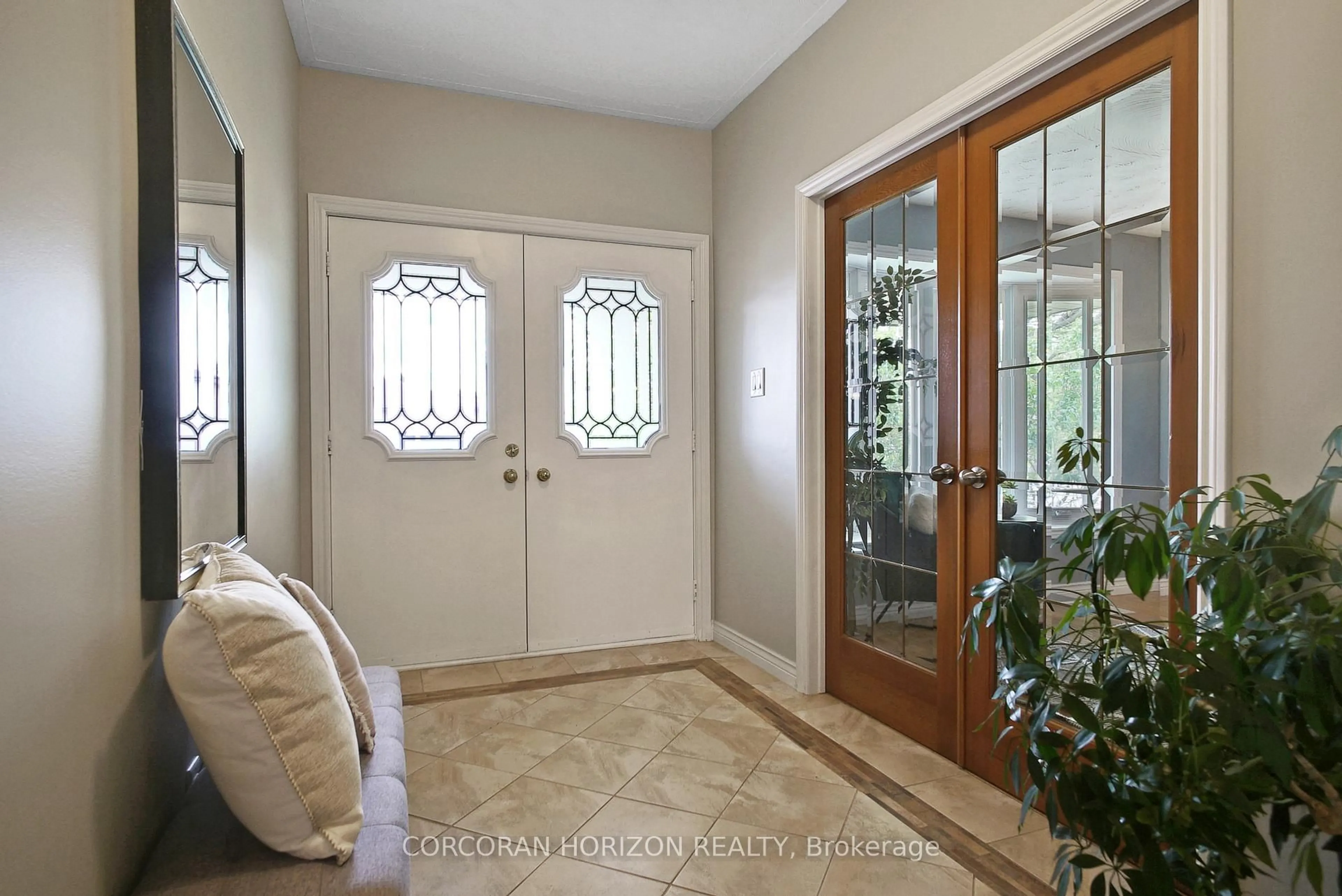 Indoor entryway for 654 Champlain Blvd, Cambridge Ontario N1R 7Z7