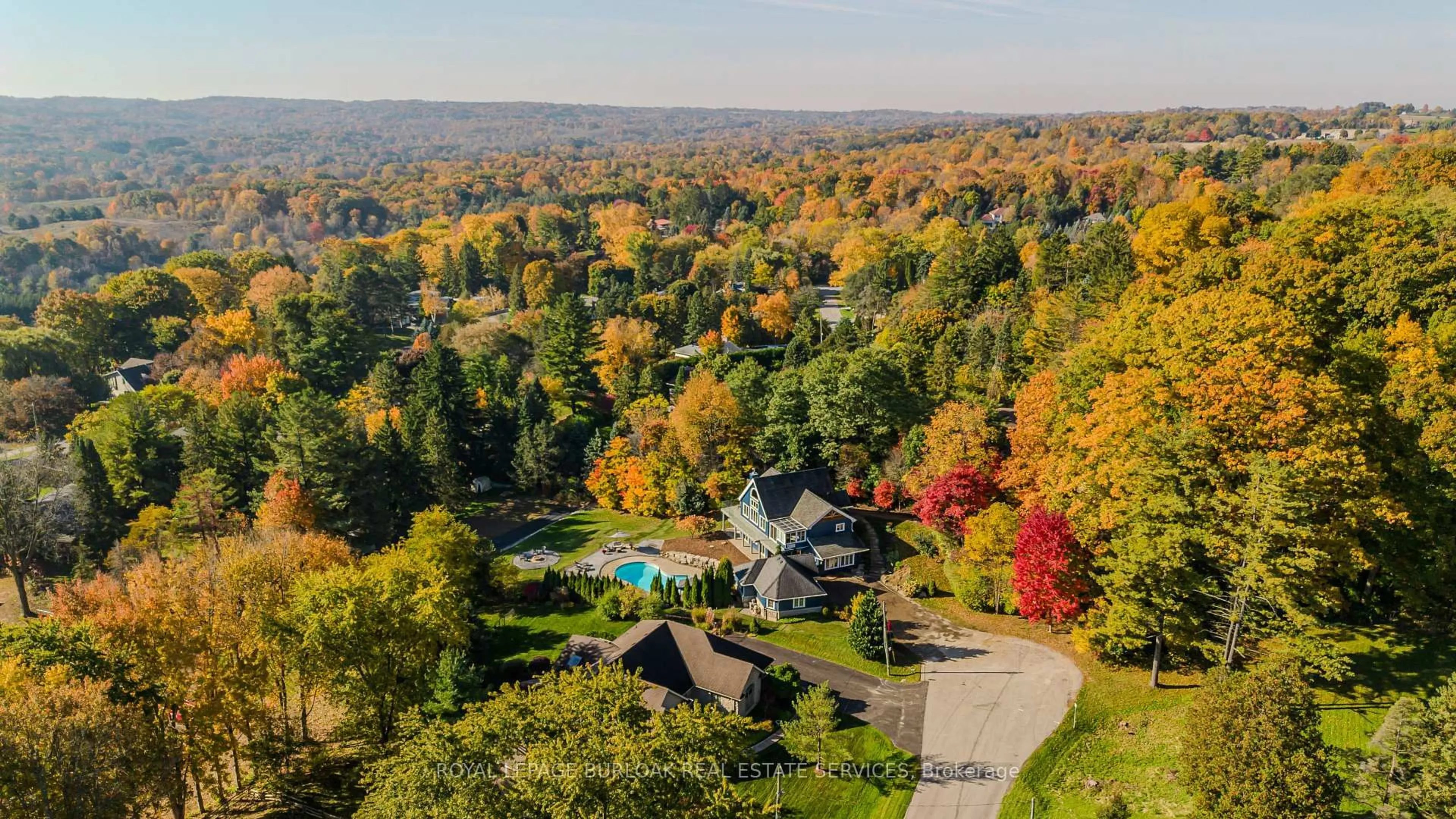 A pic from outside/outdoor area/front of a property/back of a property/a pic from drone, unknown for 172 Hillcrest Ave, Hamilton Ontario L9H 4Y3