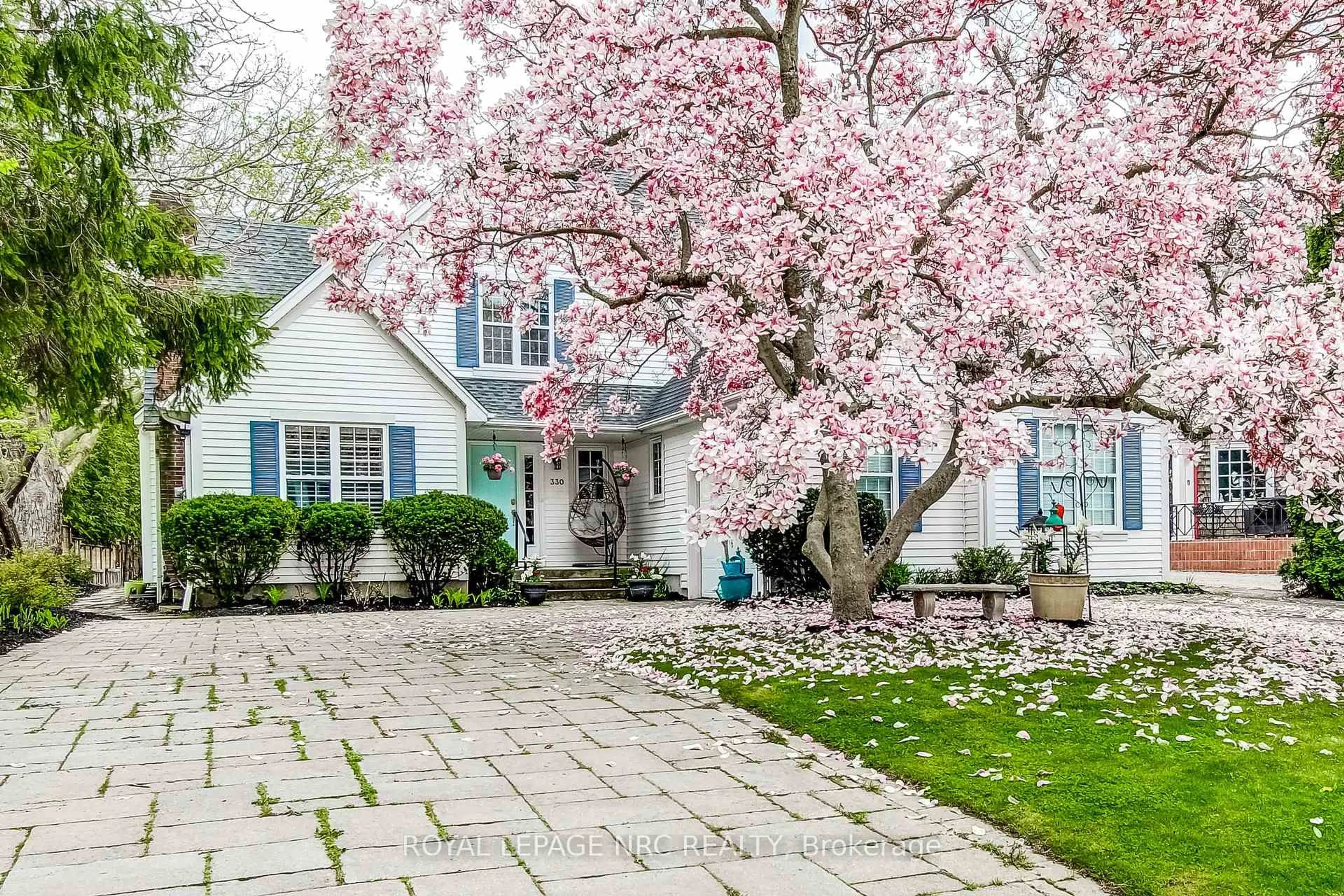 Patio, street for 330 Gate St, Niagara-on-the-Lake Ontario L0S 1J0
