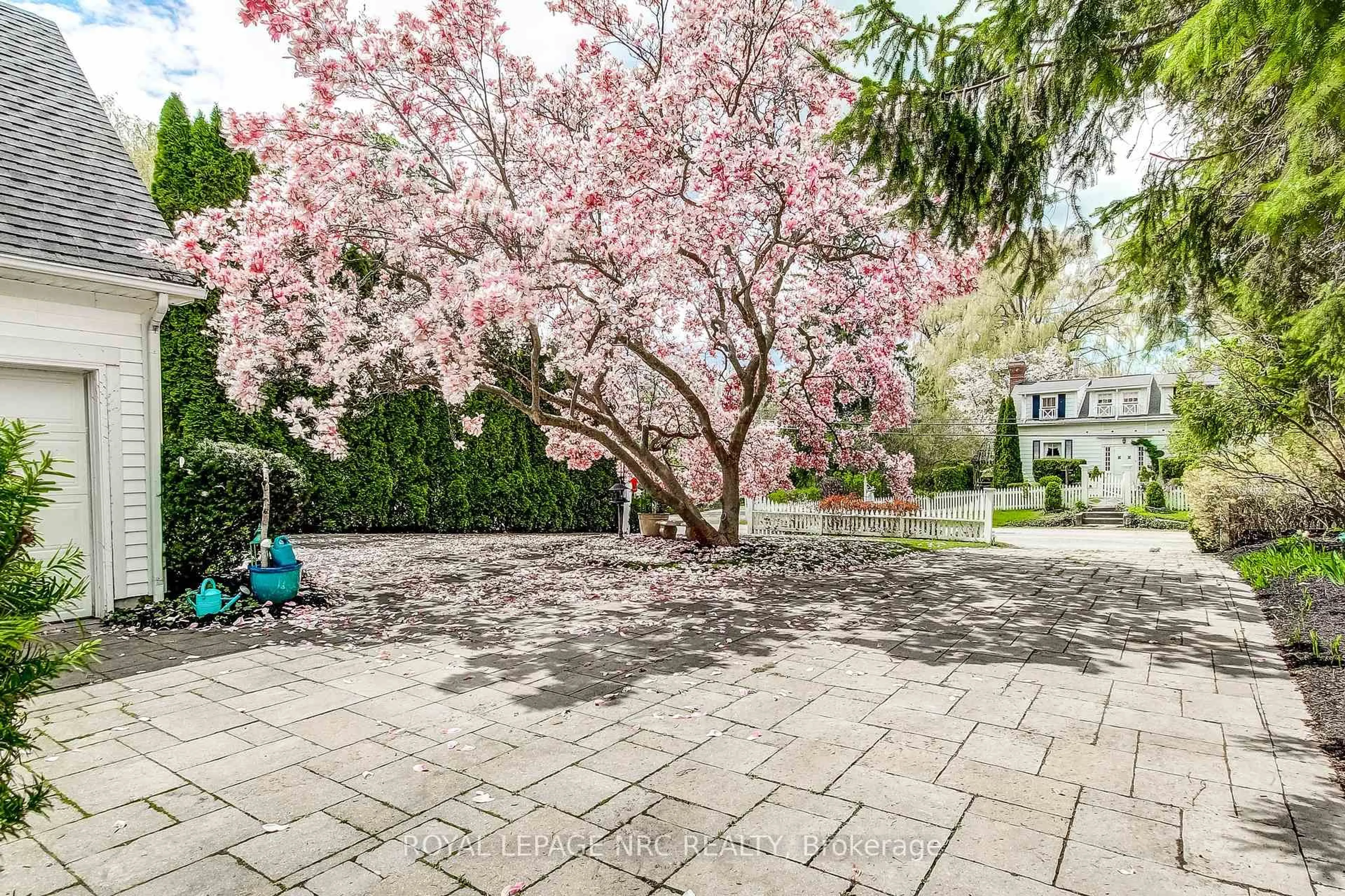 Patio, street for 330 Gate St, Niagara-on-the-Lake Ontario L0S 1J0