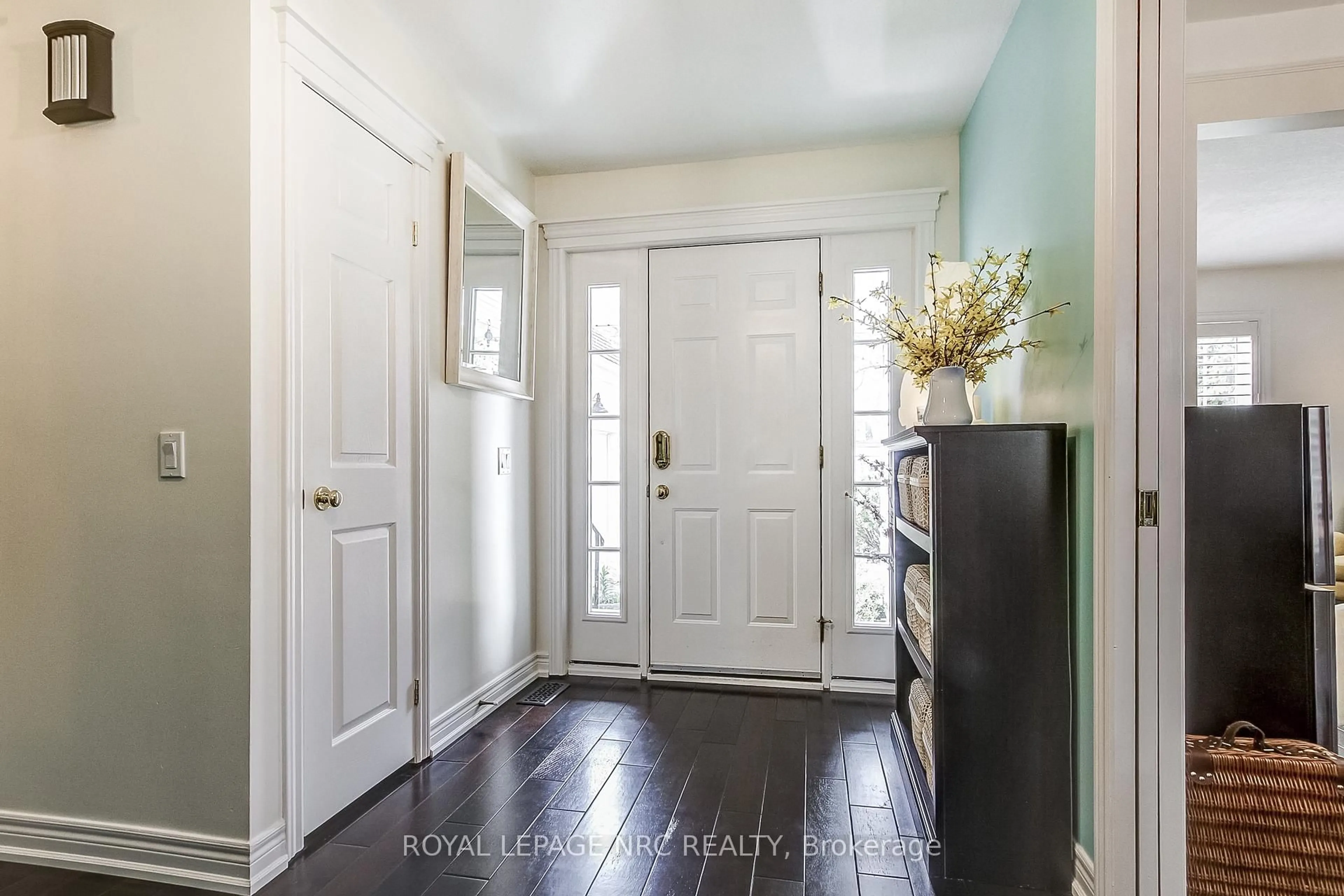 Indoor entryway for 330 Gate St, Niagara-on-the-Lake Ontario L0S 1J0