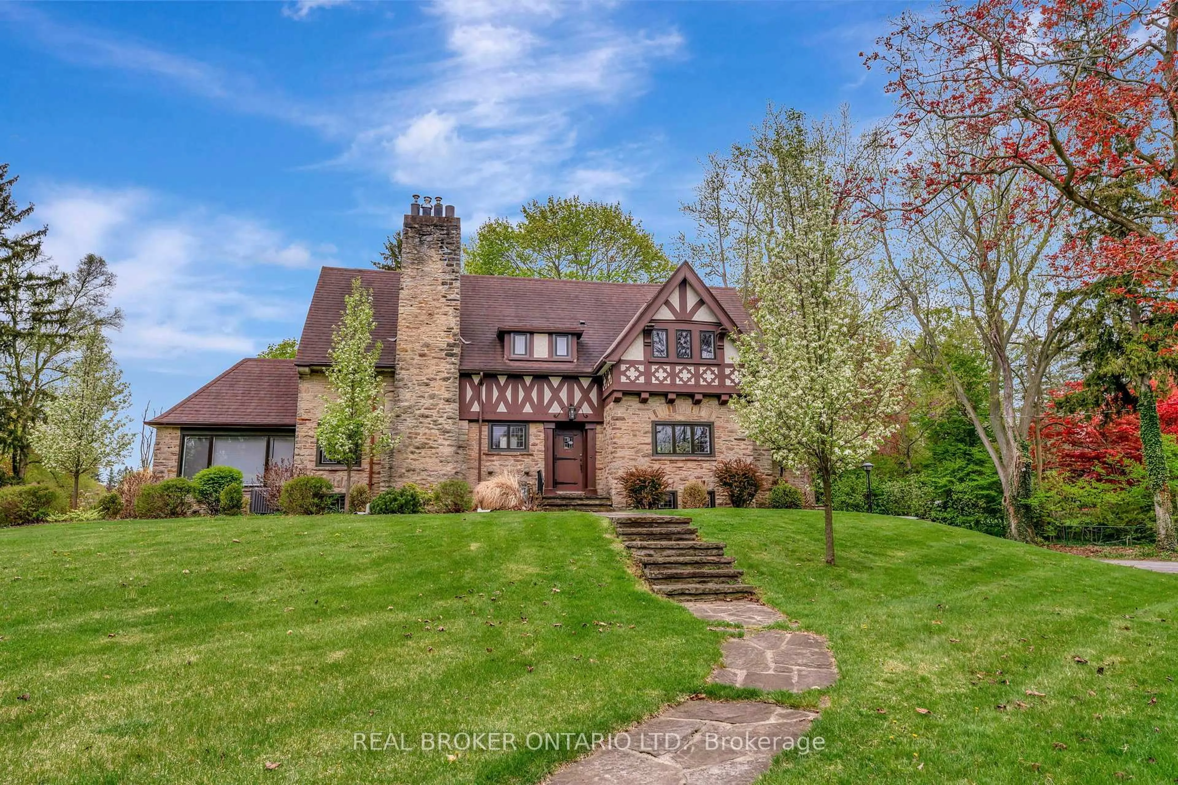 Home with brick exterior material, unknown for 26 Evergreen Hill Rd, Norfolk Ontario N3Y 1B8