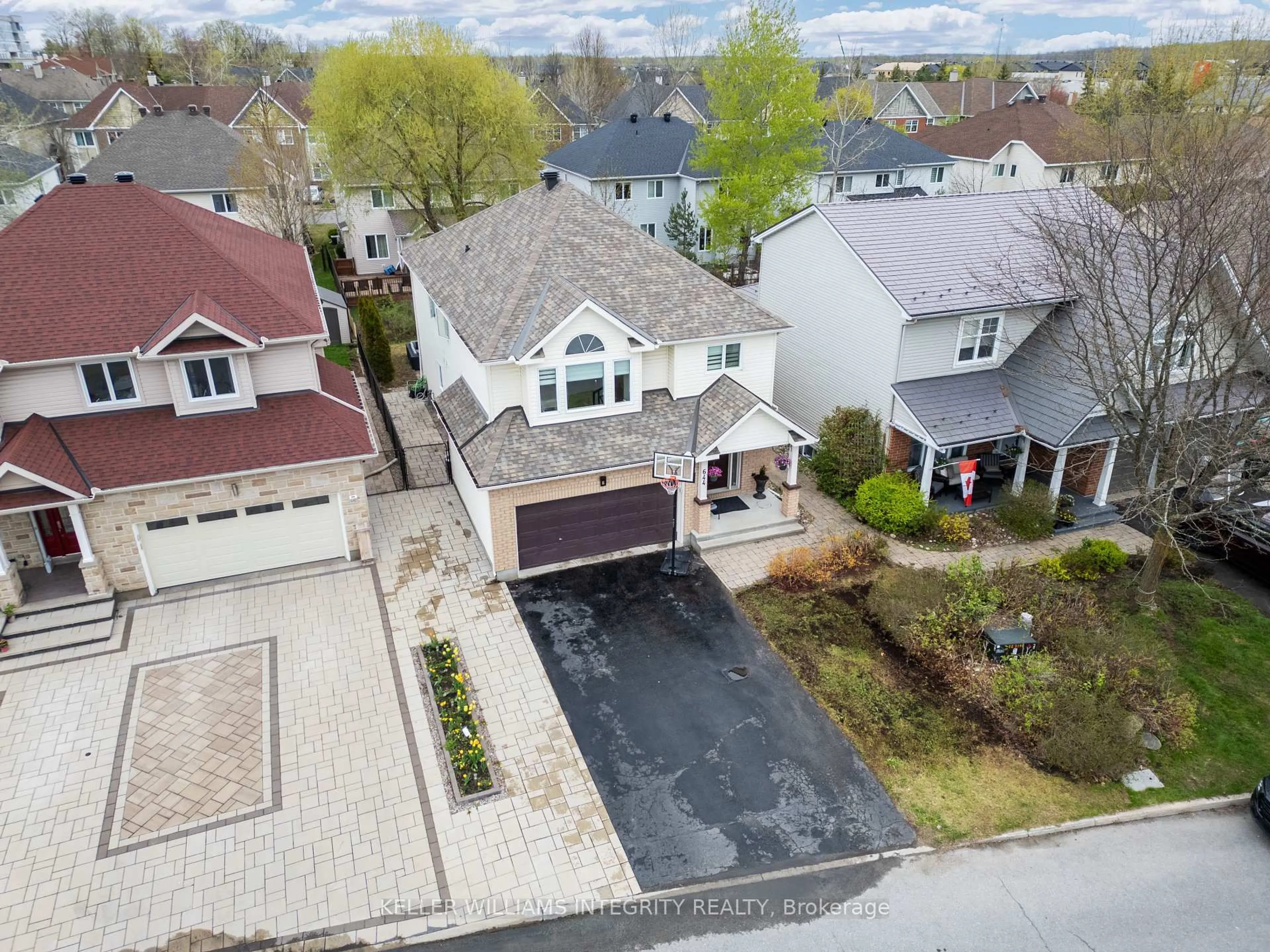 A pic from outside/outdoor area/front of a property/back of a property/a pic from drone, street for 644 Devonwood Circ, Ottawa Ontario K1T 4E7