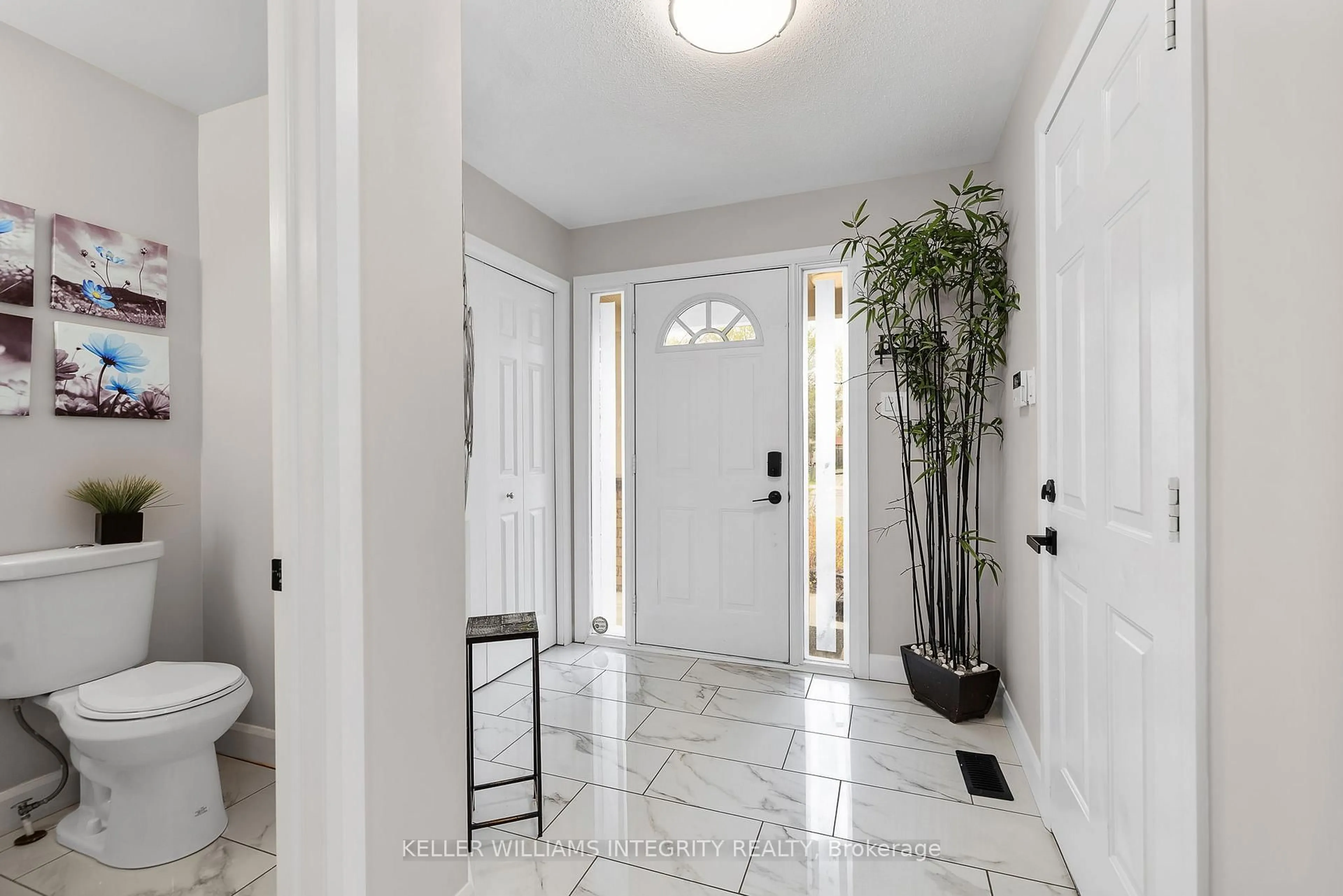 Indoor entryway for 644 Devonwood Circ, Ottawa Ontario K1T 4E7