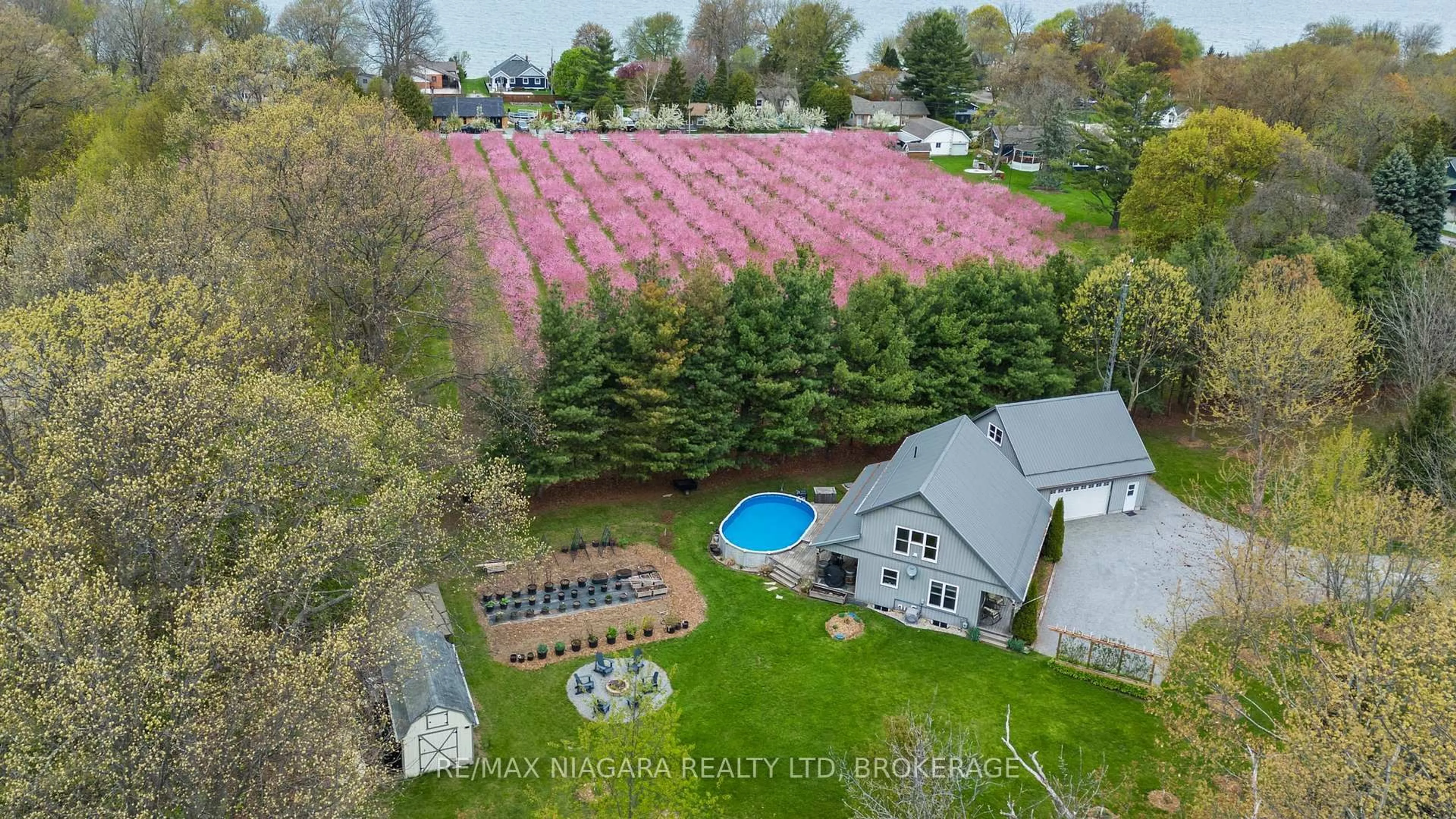 A pic from outside/outdoor area/front of a property/back of a property/a pic from drone, unknown for 1382 MCNAB Rd, Niagara-on-the-Lake Ontario L0S 1J0