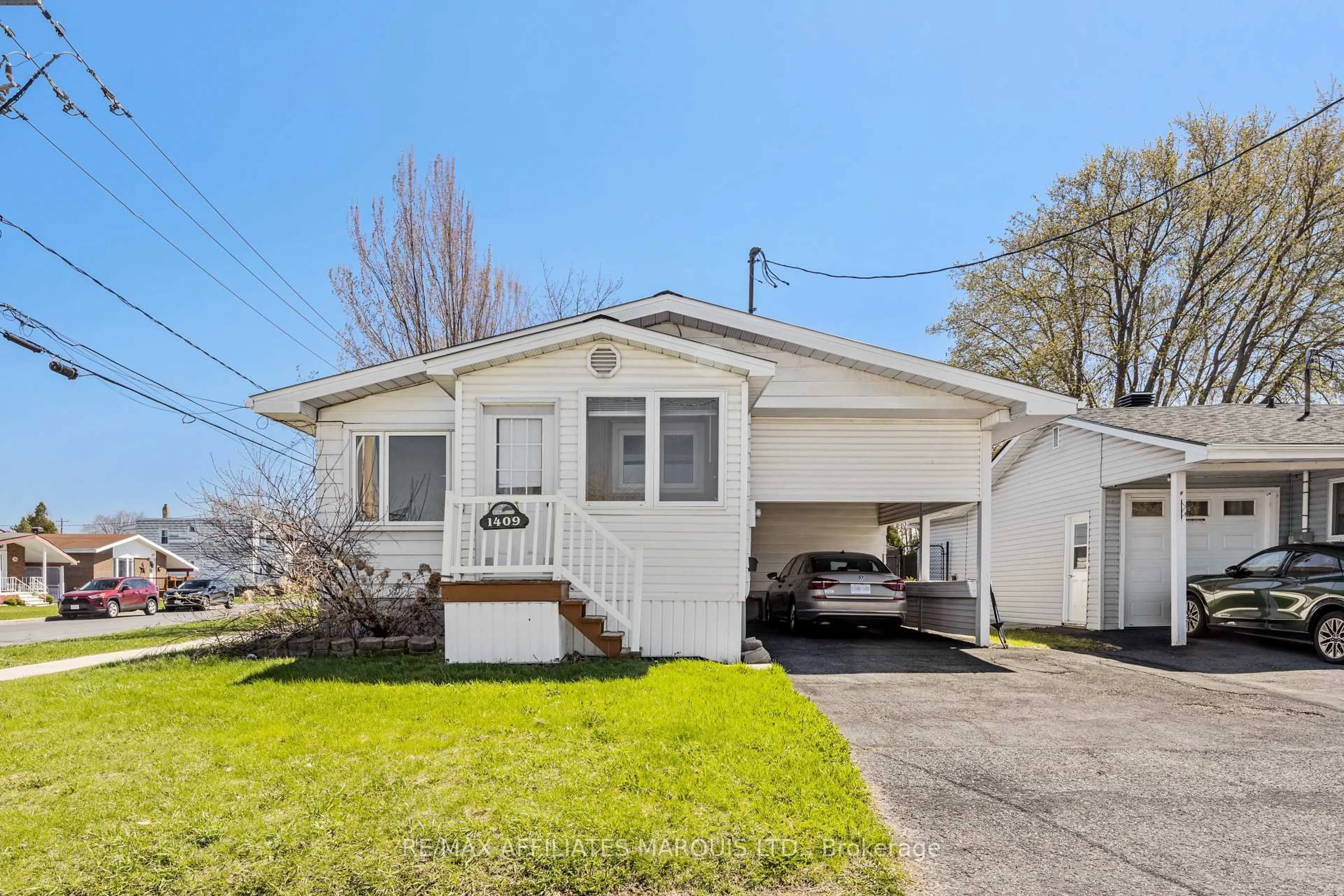 Home with vinyl exterior material, street for 1409 SECOND St, Cornwall Ontario K6H 2B6