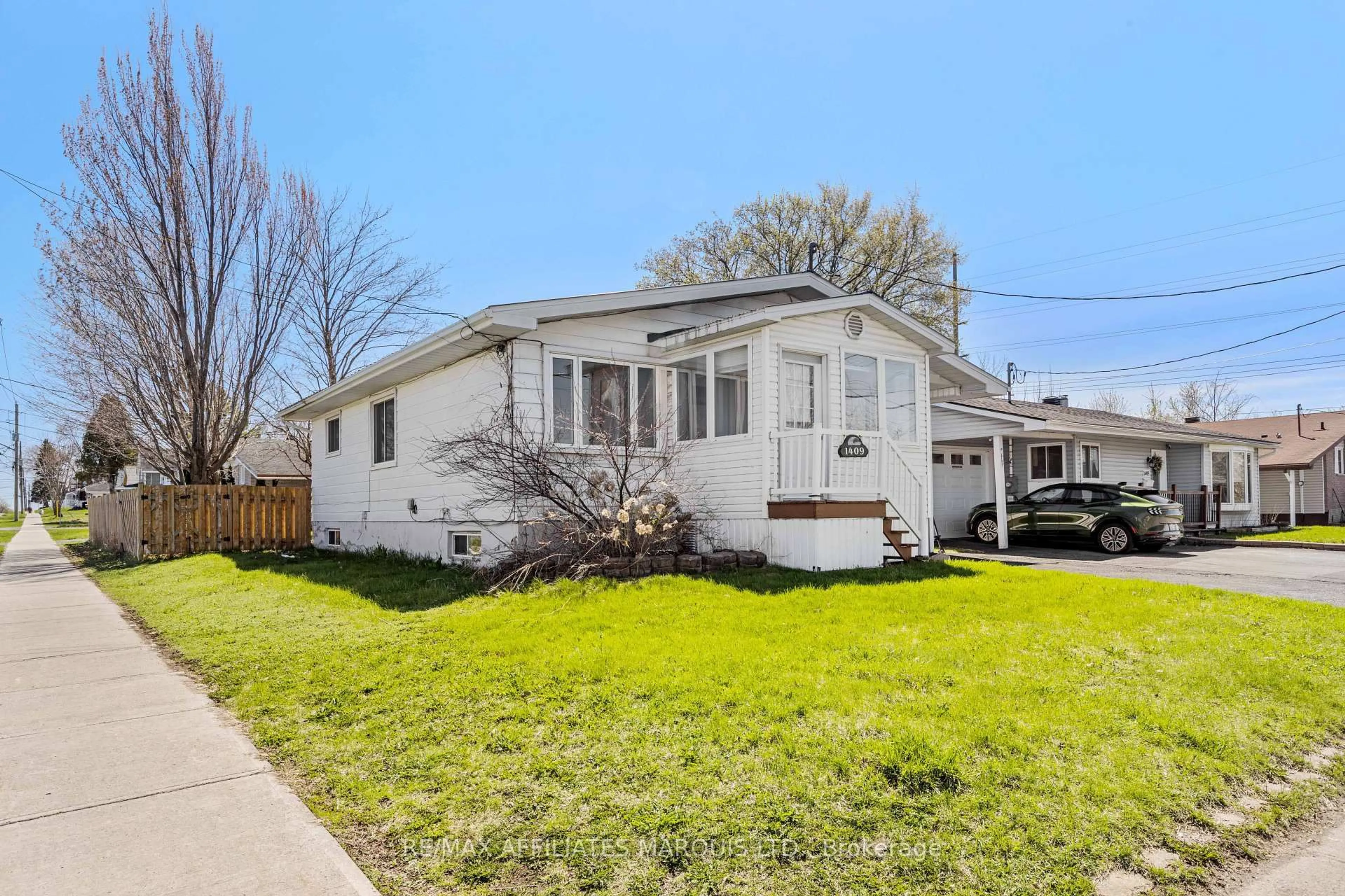 Home with vinyl exterior material, street for 1409 SECOND St, Cornwall Ontario K6H 2B6