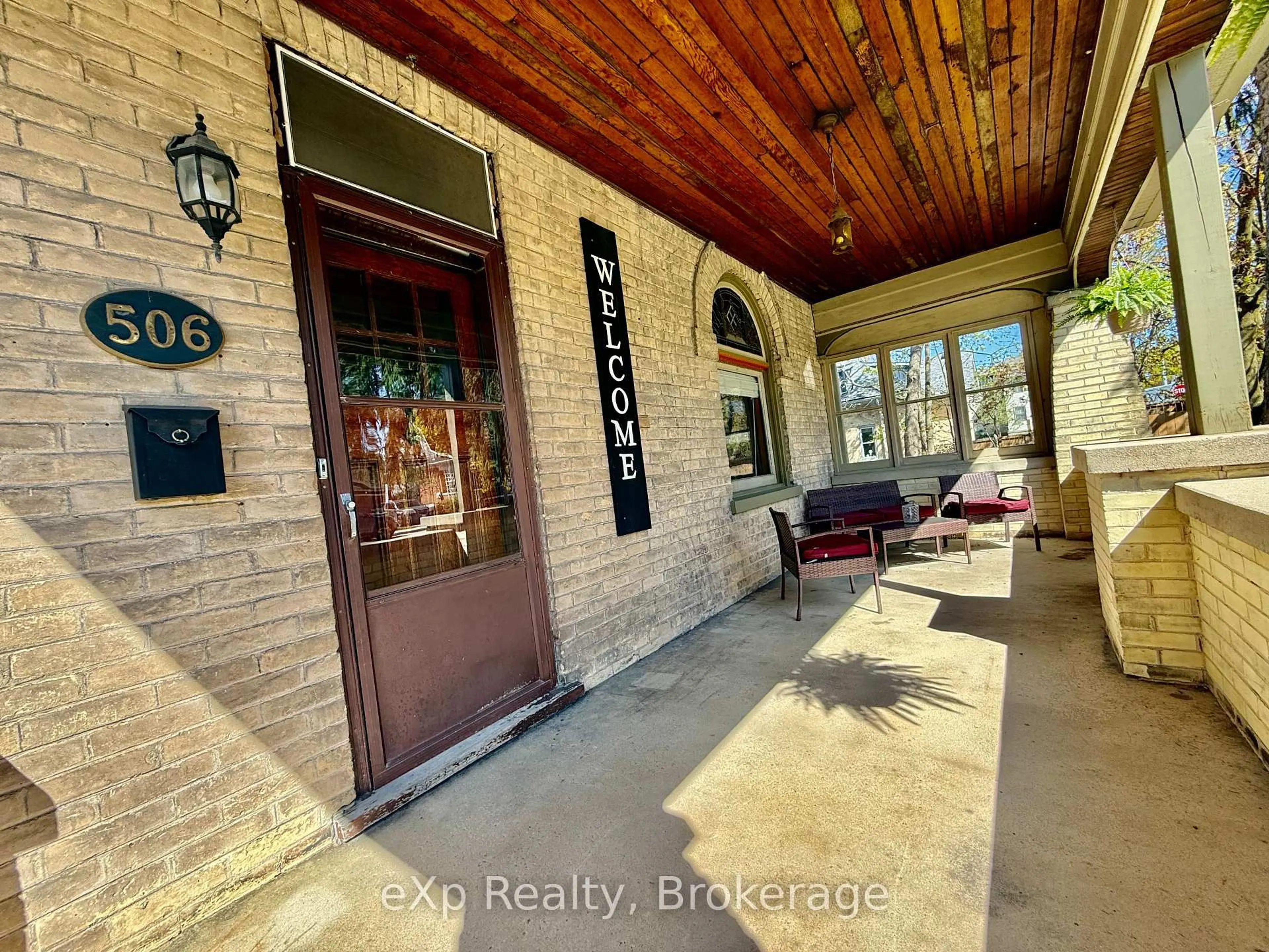 Indoor entryway for 506 9TH Ave, Hanover Ontario N4N 2M3
