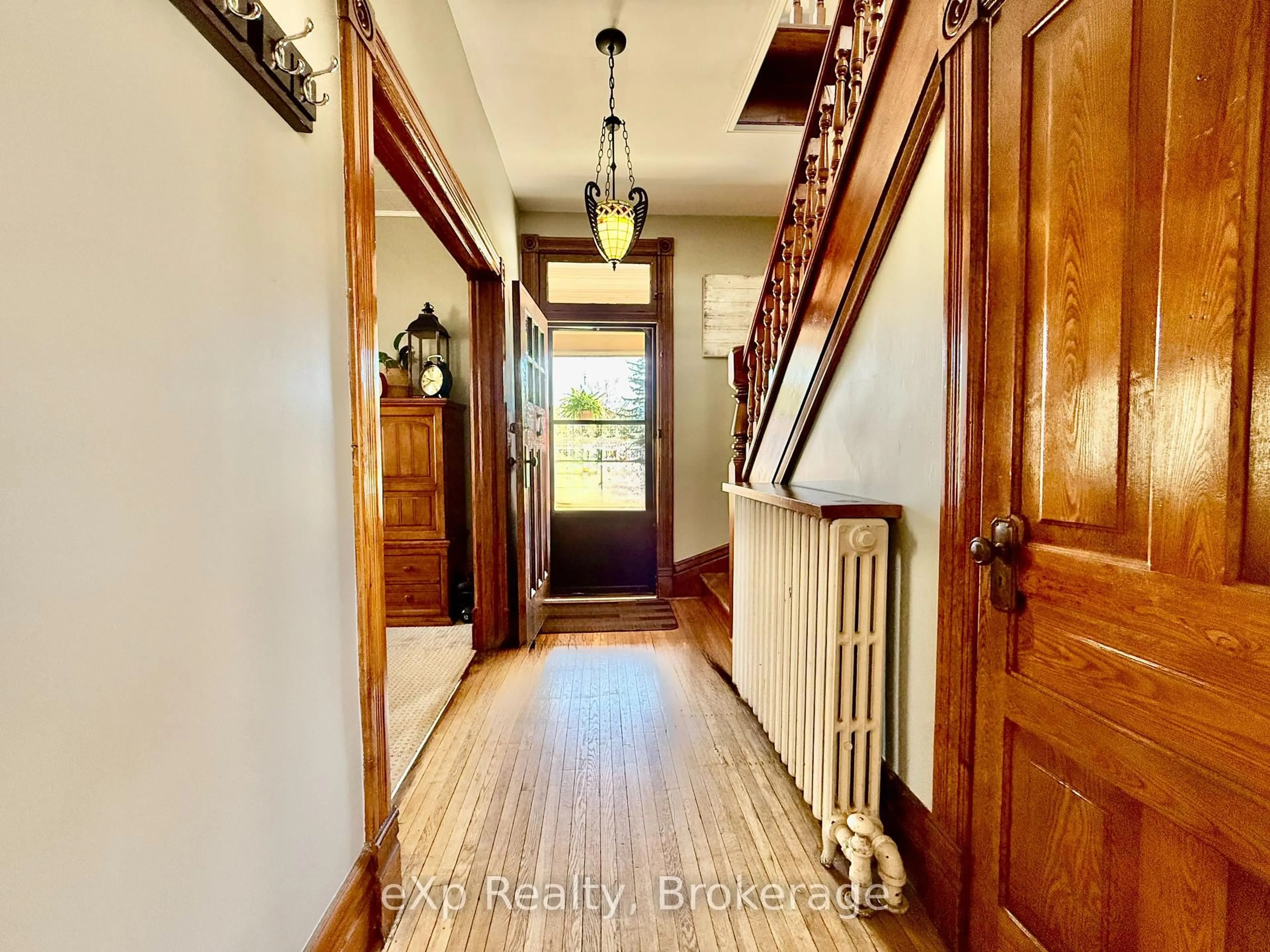Indoor entryway for 506 9TH Ave, Hanover Ontario N4N 2M3