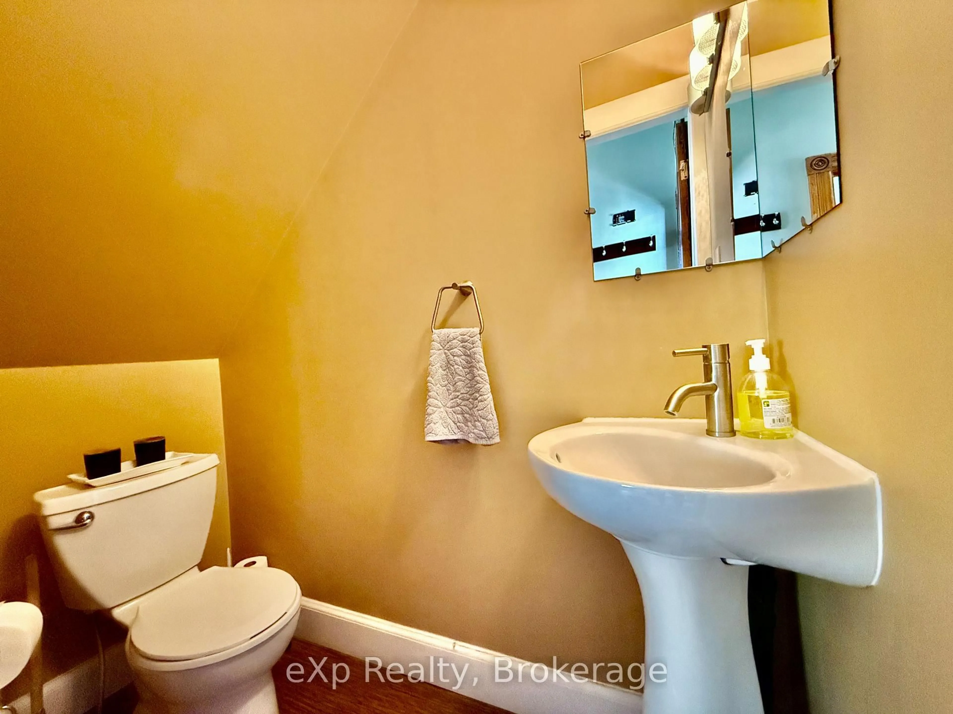 Standard bathroom, ceramic/tile floor for 506 9TH Ave, Hanover Ontario N4N 2M3