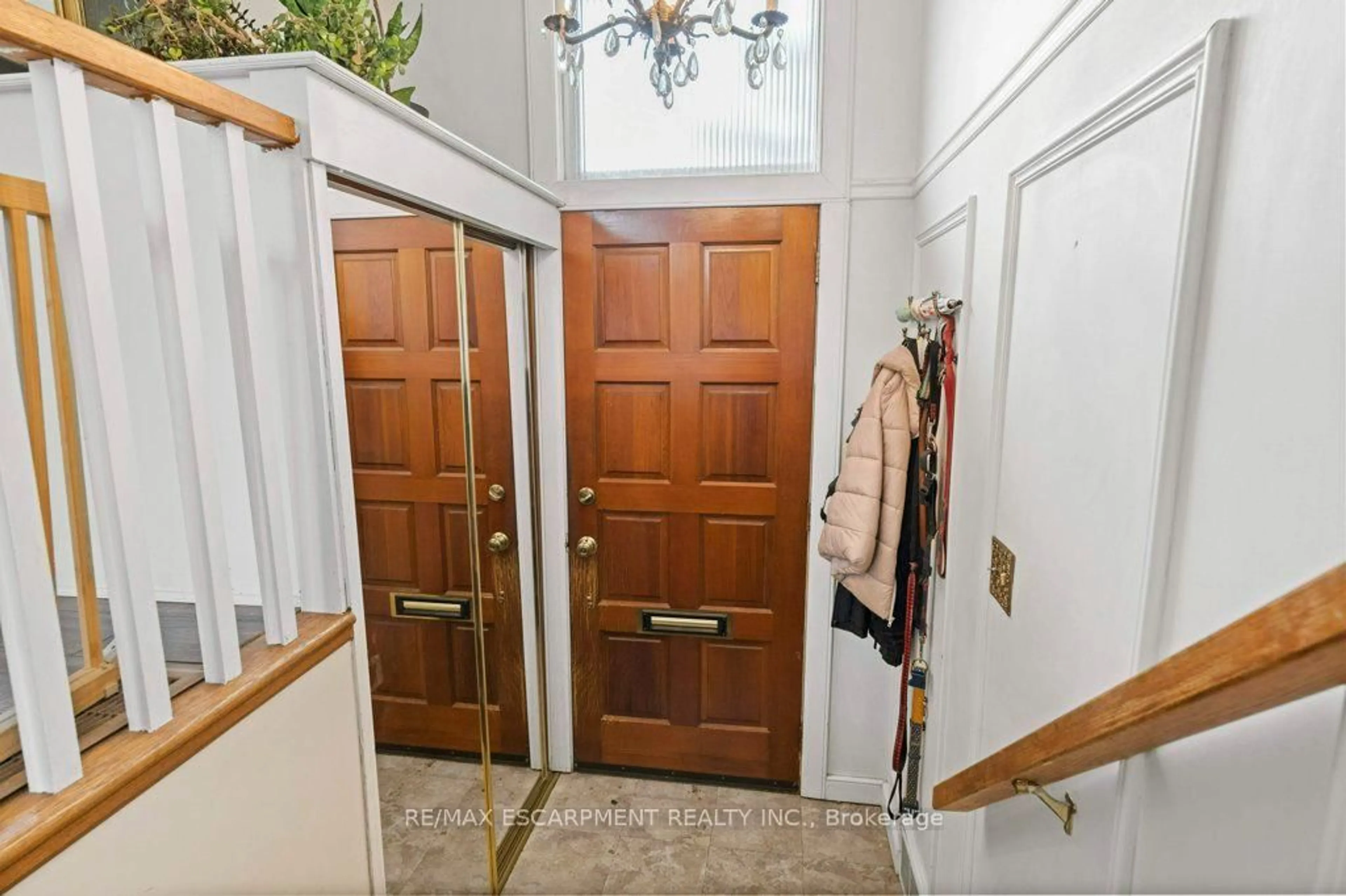 Indoor entryway for 630 Westview Ave, Hamilton Ontario L9G 1N9