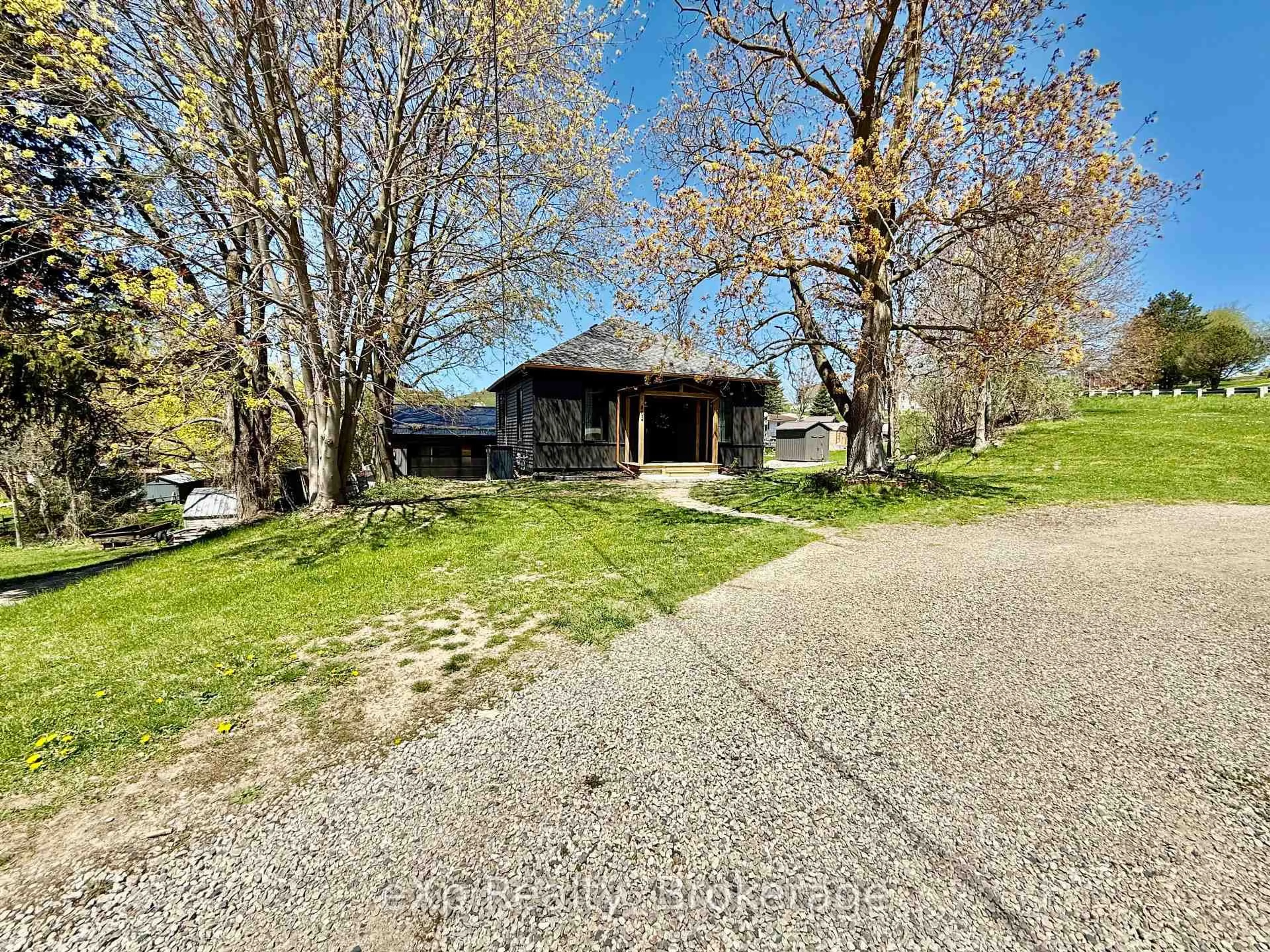 A pic from outside/outdoor area/front of a property/back of a property/a pic from drone, street for 802 Durham St, Brockton Ontario N0G 2V0